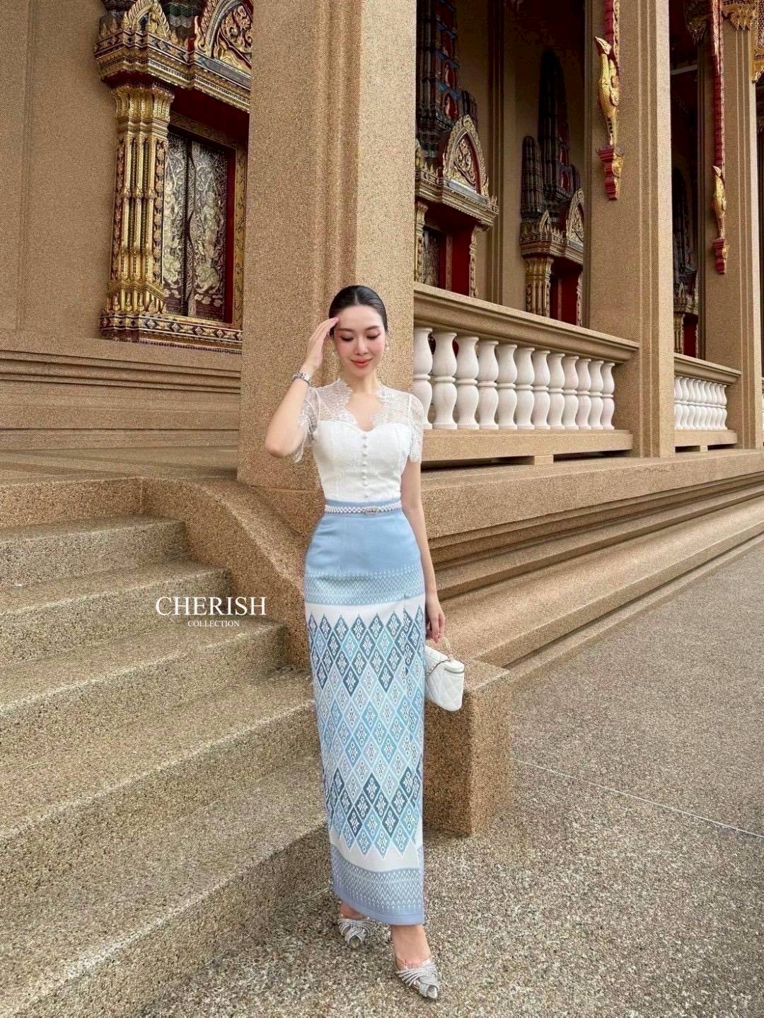 เซ็ทชุดไทย 3 ชิ้น ตัวเสื้อลูกไม้ซีทรูด้านบน พร้อมซับใน เกาะอกด้านในตกแต่งกระดุมพร้อมผ้าถุงสำเร็จพิมพ์ลายไทยสุดเก๋เนื้อผ้าอย่างดี มาพร้อมเข็มขัดมุกสุดหรู จะใส่เข้าพิธีสำคัญ งานบุญ งานมงคลสมรส