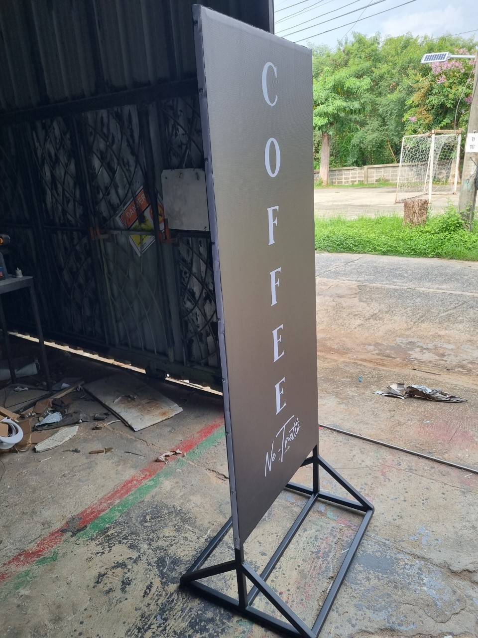 ป้ายไวนิลตั้งหน้าร้าน ''COFFEE''