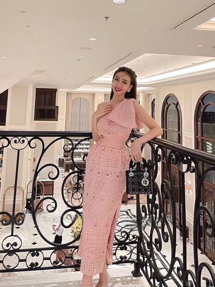เดรสไหล่เดียวสีชมพูแต่งโบว์ไหล่มาในงานฉลุทรงสอบลูกไม้ตัวยาว แต่งลายฉลุลูกไม้หวานๆ ใส่สวยมากกกก ราคานี้มือต้องไวเลยค่า รุ่นนี้ใส่สวย เนื้อผ้าดีมากกกกกกก ห้ามพลาดเลยค่า