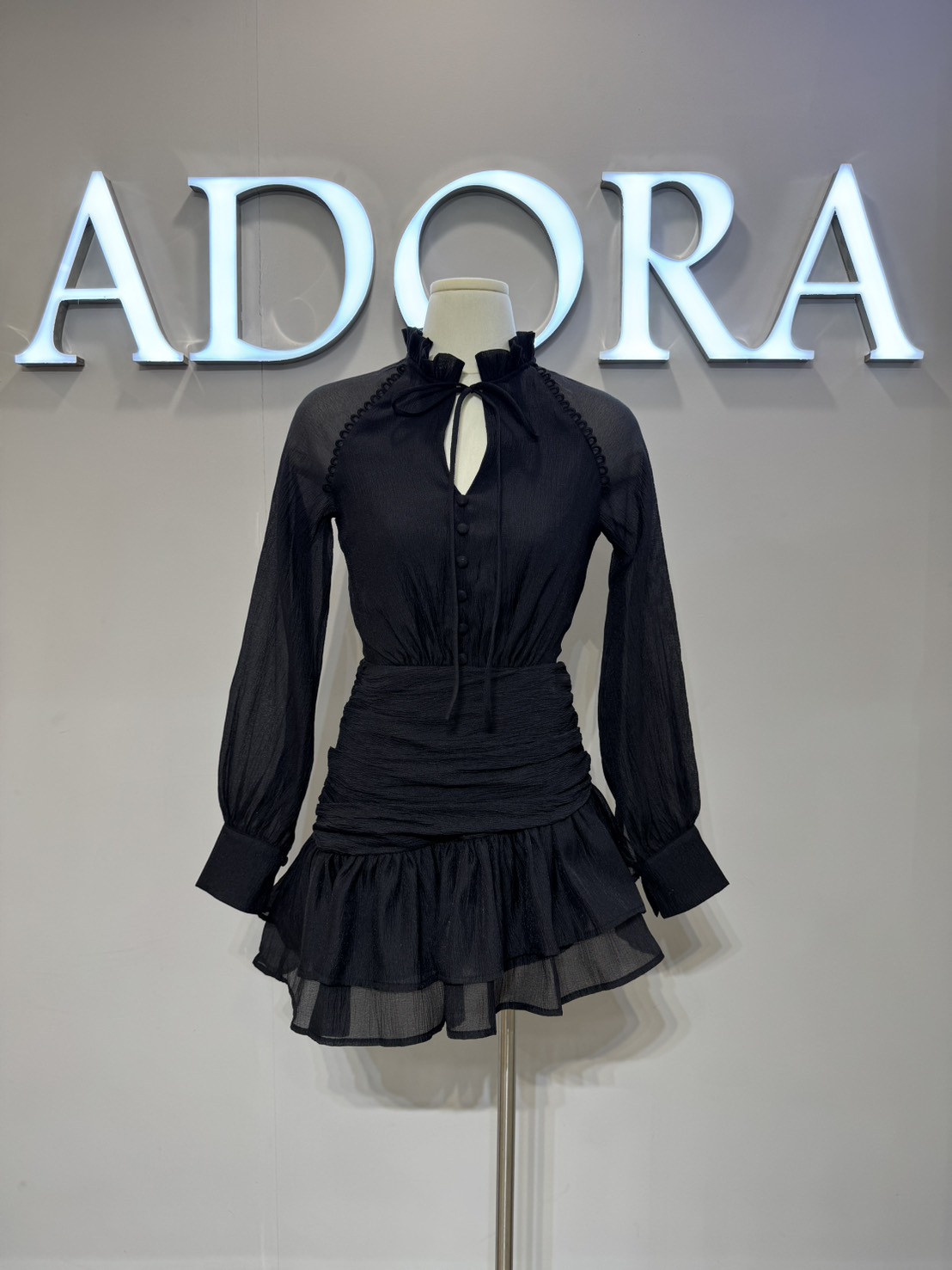 มินิเดรส ดีไซน์น่ารักๆ ตัวนี้ตอบโจทย์เลยค่ะ มินิเดรสแขนยาว ดีไซน์คอปีน แต่งกระดุมหน้า ช่วงคอเสื้อ ผูกโบว์ ตัวเดรสใช้ผ้าเกรดพรีเมี่ยม