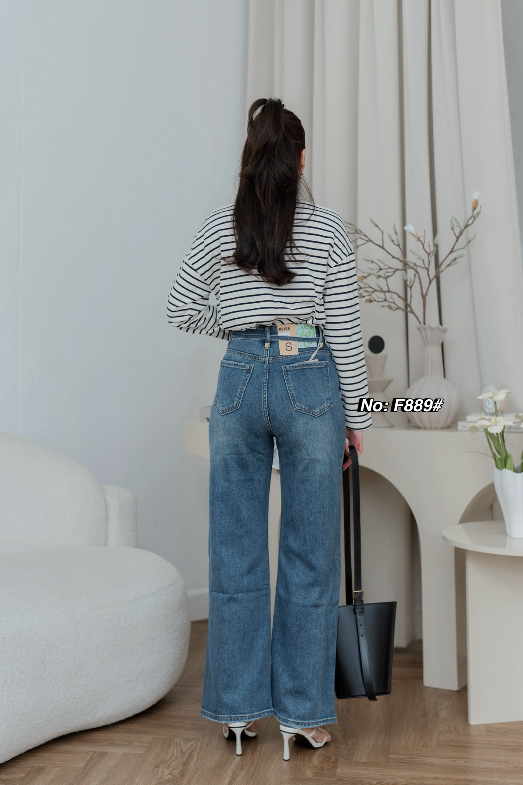 No. RGF889# -กางเกงยีนส์ขากระบอก ทรงขาตรง เอวสูง （ผ้ายืด) บอกเลยรุ่นนี้เนื้อผ้ายีนส์ยืดอย่างดี ผ้านิ่มมากกกค่ะ ฟอกสีสวย ใส่สบายมว๊ากก ดีเทลขอบเอวหน้าสวยเก๋ พร้อมด้วยป้ายหนัง น่ารักมากๆ