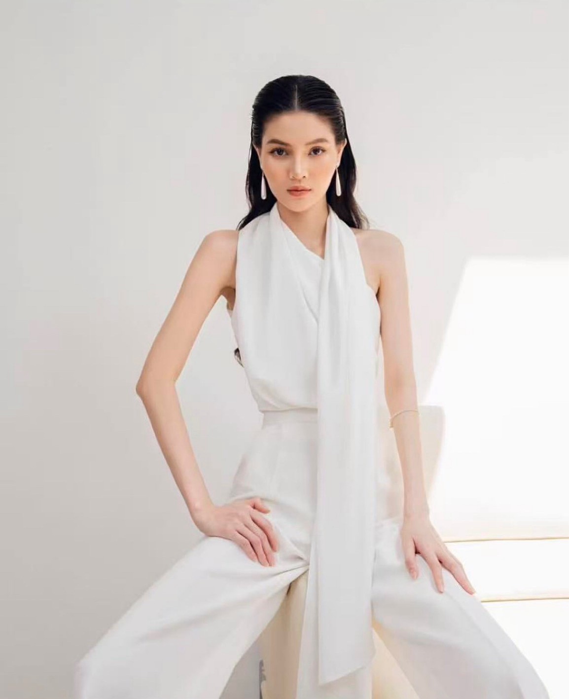 เซ็ตแขนกุดสีขาวดีเท็ลหางปลายาวพาดคอ มาคู่กับกางเกงขายาวสีขาวเข้าเซ็ต เก็บทรงดีมาก เฟียสๆ แกรมๆ ได้ไม่ซ้ำใคร