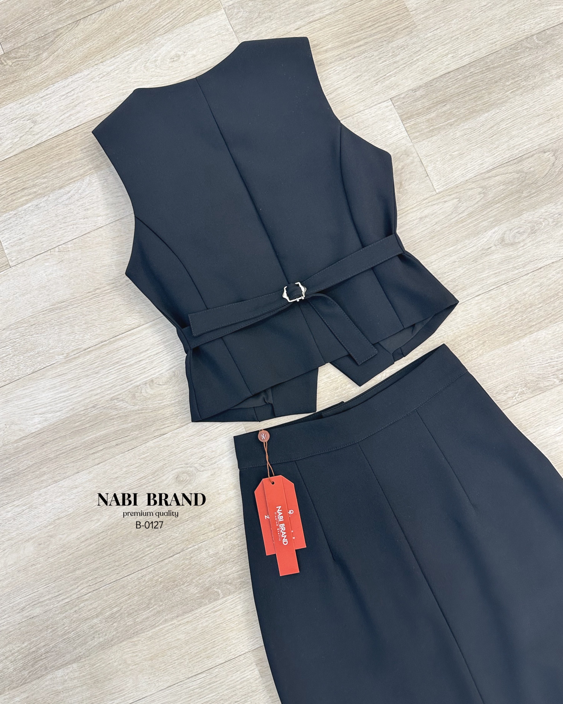 ชุดเซ็ตเสื้อแขนกุดคอV ดีไซน์สวยหรูด้านหน้าแต่งกระดุม มีสายปรับขนาดด้านหลัง มาคู่กระโปรงยาวเอวสูง ผ่าหลัง เย็บเกล็ด 2เส้นด้านหน้า ทำให้ดูหรู ไม่เชย งานมีซับ มีบราอย่างดี ที่สำคัญผ้าเกรด Premium อยู่ทรง สามารถใส่ออกงาน ใส่เดินห้าง ช้อปปิ้งได้แบบชิวๆ ลุคhi-c