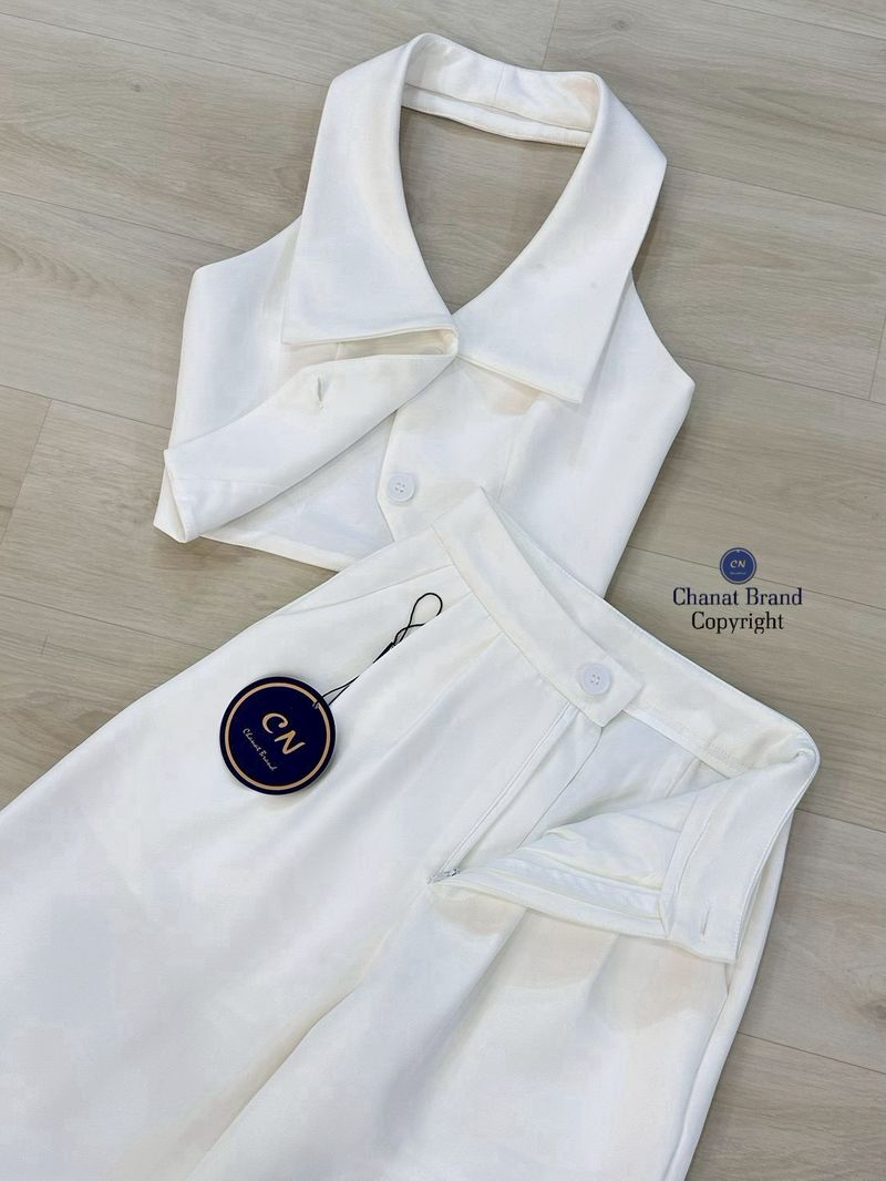 Set 2 ชิ้นสีขาวทั้งชุด ตัวเสื้อคล้องคอ ทรงเข้ารูปมีกระดุมหน้าใช้งานได้จริง ด้านหลังเว้าทรงสวย มาพร้อมกับกางเกงขายาวทรงกระบอกใหญ่ดีเทลจับจับด้านหน้าให้ดูมีมิติ กระดุมและซิปหน้า มีกระเป๋า2ข้าง