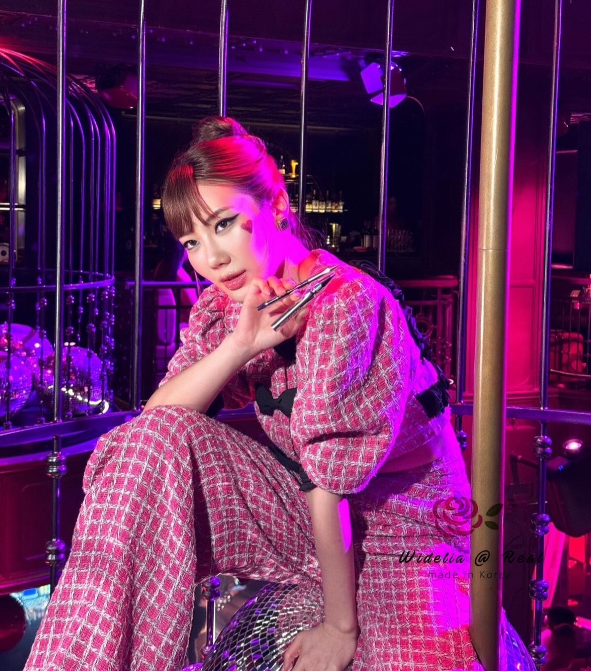 Set :: เสื้อตัวสวยทรงดี เนื้อผ้าทอทวิตสีสวยหวานงานเกรดพรีเมี่ยม รุ่นนี้งานสวย ท่อนแขนพองเป็นทรงสวย ด้านหน้าและด้านหลังแต่งโบเรียงแนวสวย มาเข้าชุดกับกางเกงขายาวทรงกระบอกสวย พร้อมแต่งกระเป๋าด้านข้างสไตล์คาร์โก้ เพิ่มความคลู