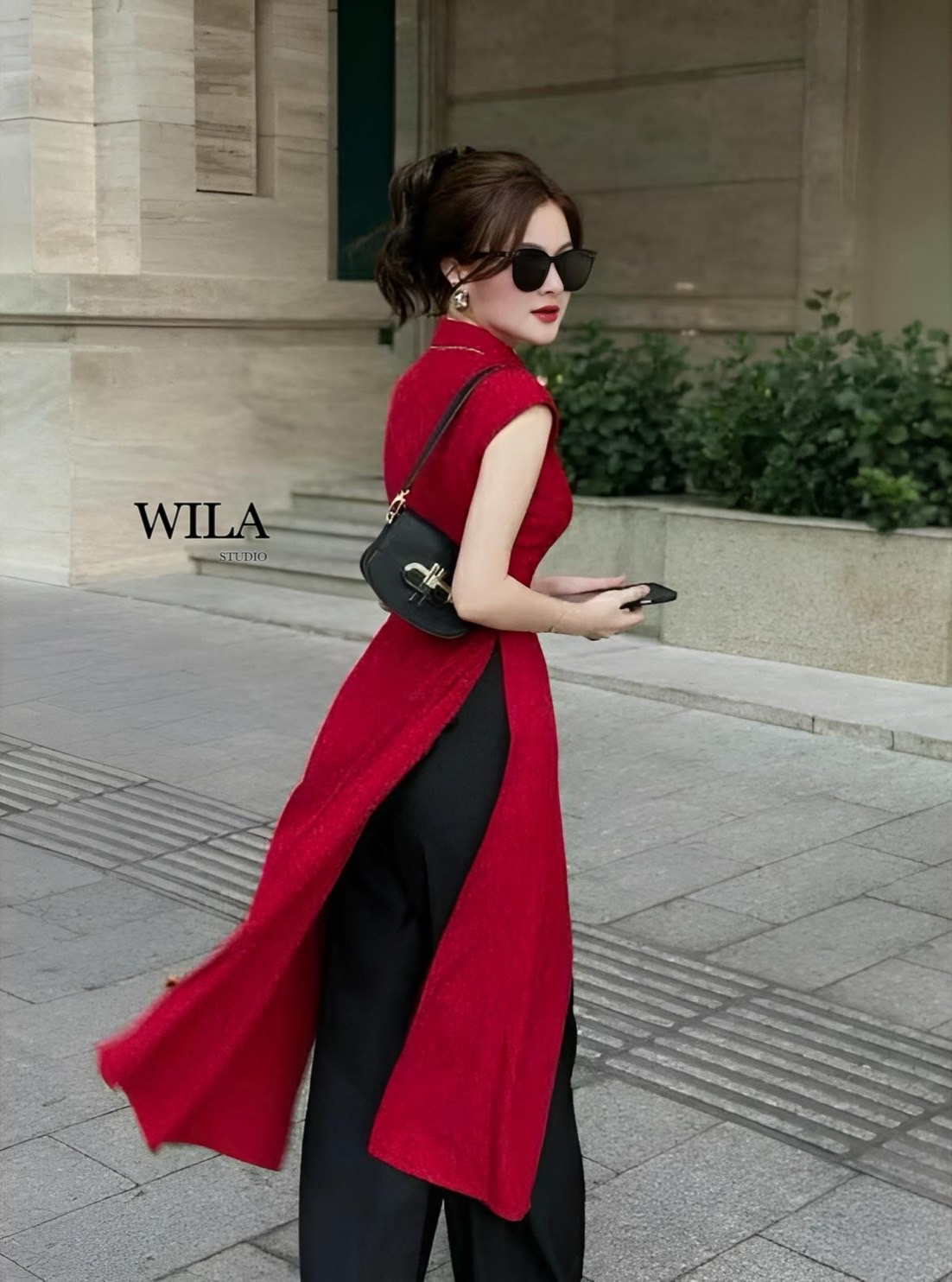 เดรสยาวมาในโทนสีแดงไวน์แต่งคอจีน ทรงผ่าหน้า และข้าง ด้านหน้าแต่งกระดุมยาวถึงช่วงเอวงานเก๋มากค่าลุคนี้ มาพร้อมกางเกงขายาวสีดำ ทรงสวยเป็ะรับตรุษจีน สีสดคมชัดสุดๆ ให้ลุคสวยแพงลุคผู้ดีรับเทศกาล ชุดแมชเข้ากันสุดๆค่า #เดรสผ่าหน้า #เดรสสีแดง #กี่เพ้า #ชุดตรุษจีน