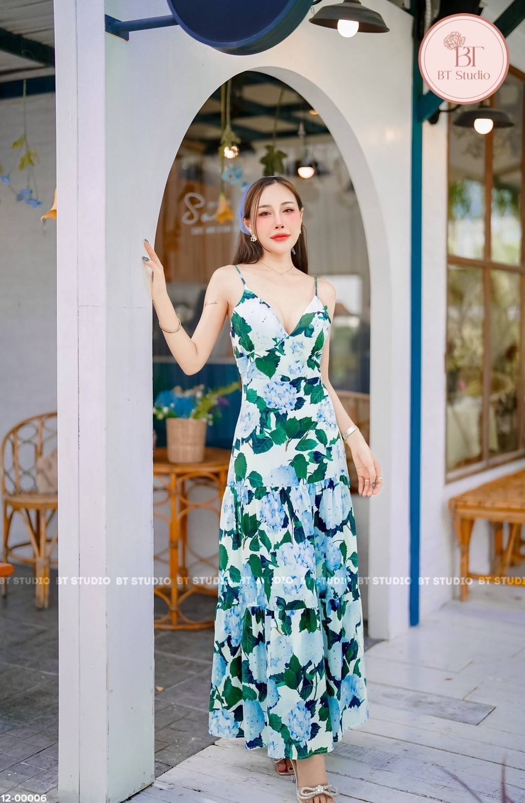 แม๊กซี้เดรสสายเดี่ยวสายปรับได้ งานพิมพ์ลายดอกไม้สีฟ้าตัดเขียวทั้งชุด ช่วงอกมีฟองน้ำ แต่งจับจีบช่วงกระโปรงเป็นระบายชั้น ๆ งานดีมีซับใน ซิปหลังจ้า