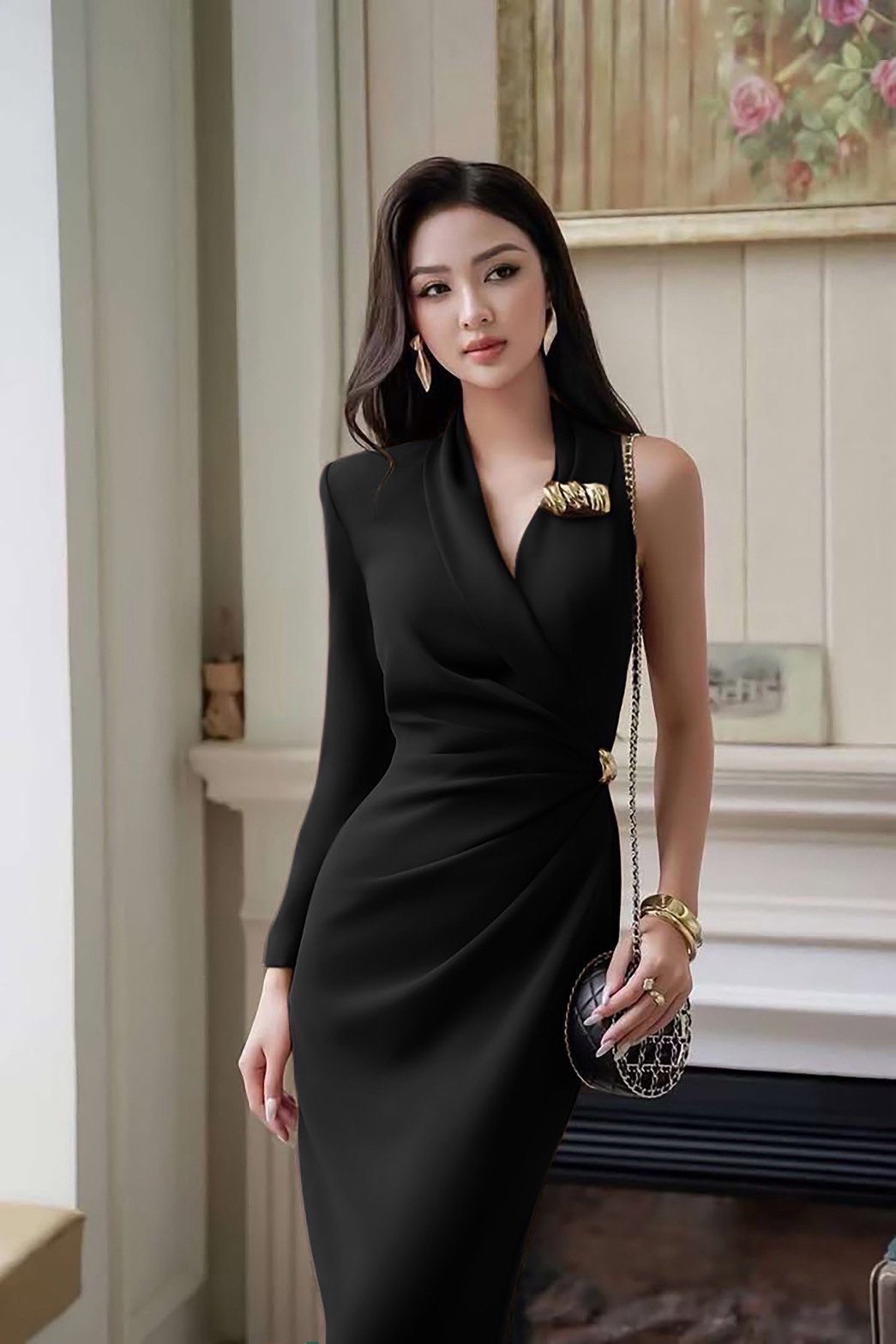 เดรสตัวยาวแต่งแขนยาวข้างนึง มาในโทนดำแต่งอะไหล่ทอง สวย หรู ดูแพง ใส่vacayถ่ายรูปกับแก๊งค์เพื่อนๆไม่มีผิดหวังเลยค่า ห้ามพลาดเลยน้าตัวนี้