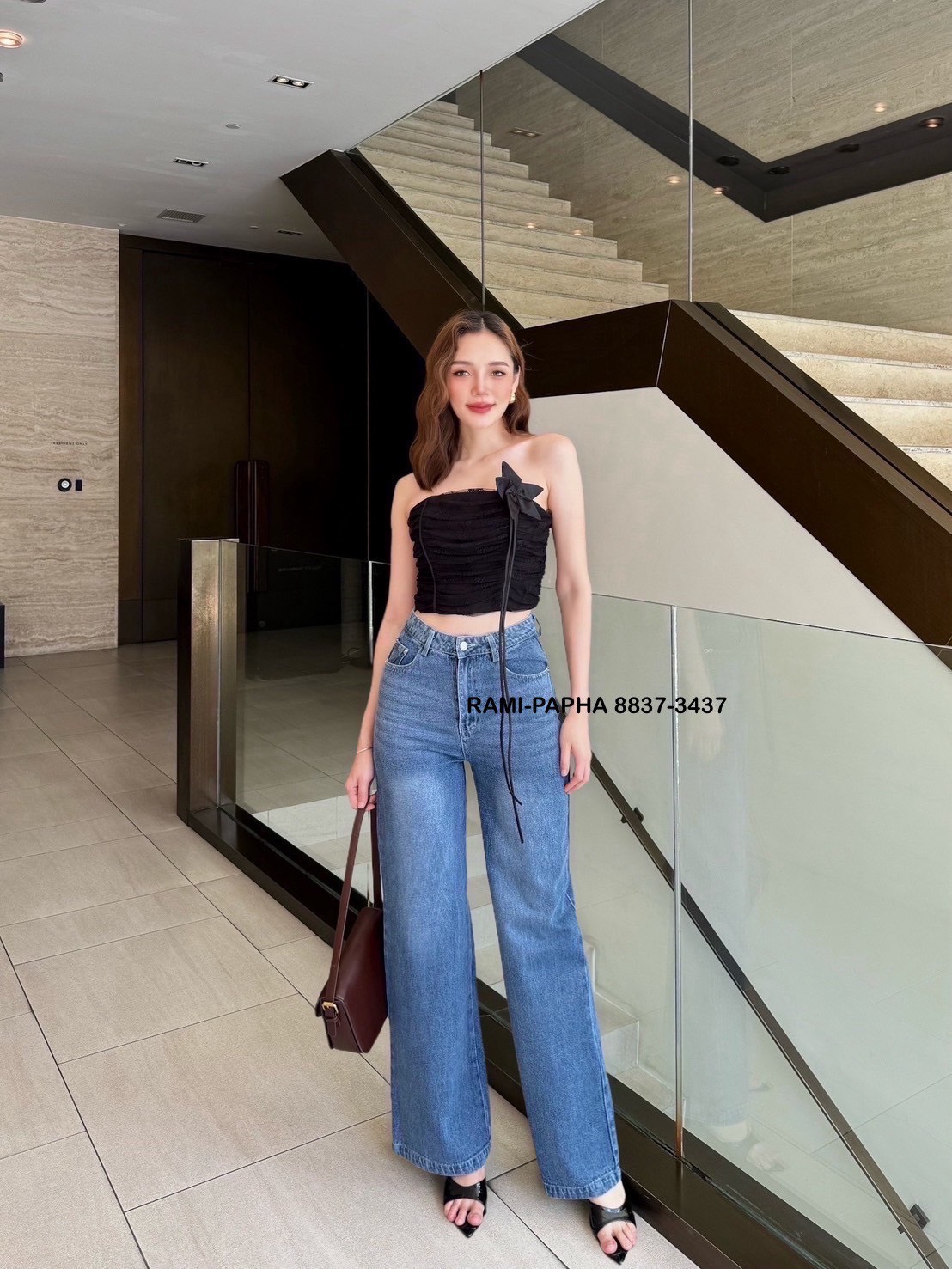 Label :: RAMI-PAPHA(รมิปภา) เสื้อเกาะอกสีดำเนื้อผ้าลูกไม้เกรดพรีเมี่ยม เนื้อนิ่มมากลูกไม้ดีเทลเย็บย่นทั้งตัว ด้านหน้ากุ้นแถบสีดำเก๋มากคะ มีฟองน้ำจัดให้ทรงสวย มีกันลื่นรอบอก ซับในอย่างดีทั้งตัว ซิปหลัง ++มาคู่กับ กางเกงยีนส์ทรงสวย ฟอกสีสวยมาก กระเป๋าใช้งาน