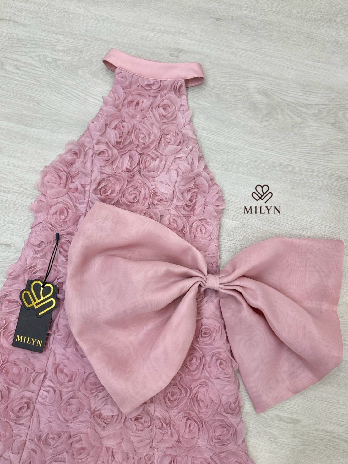 มินิเดรสแต่งดอกกุหลาบทั้งตัว ดีเทลเนื้อผ้าแบบ 3D ทำให้ชุดดูโดดเด่นมากขึ้น คอฮัลเตอร์ช่วยเสริมลุคให้ดูเพรียวและหรูขึ้นไปอีกขั้น ด้านหลังเปิดหลังสวย พร้อมโบว์ใหญ่สุดละมุนเป็นไฮไลต์ของชุด ใส่แล้วน่ารักปนความหวานแบบผู้ดีมากกกก 💙 ตัวเดรสทรงสวย