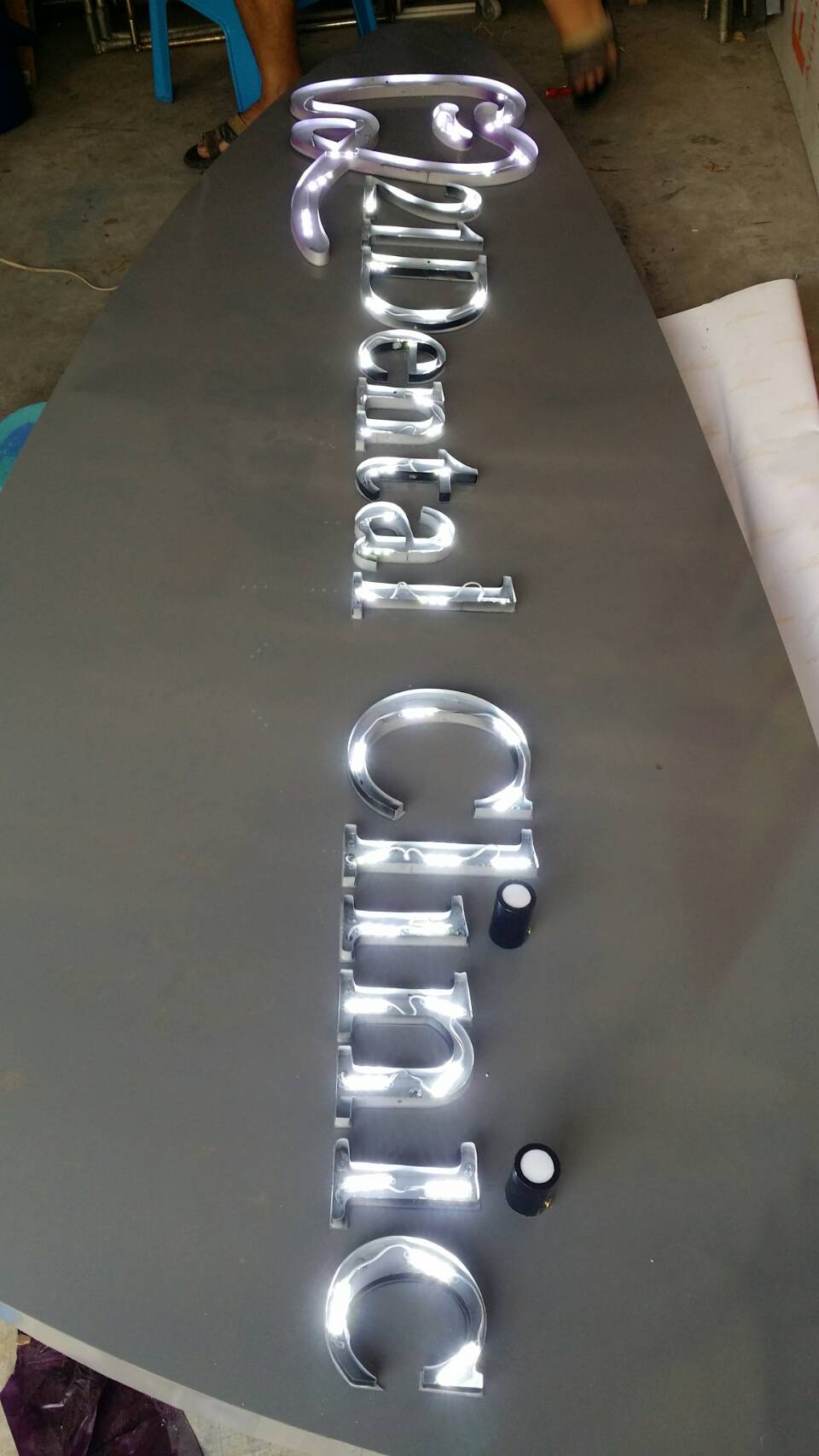 อักษรไฟและกล่องป้ายไฟ