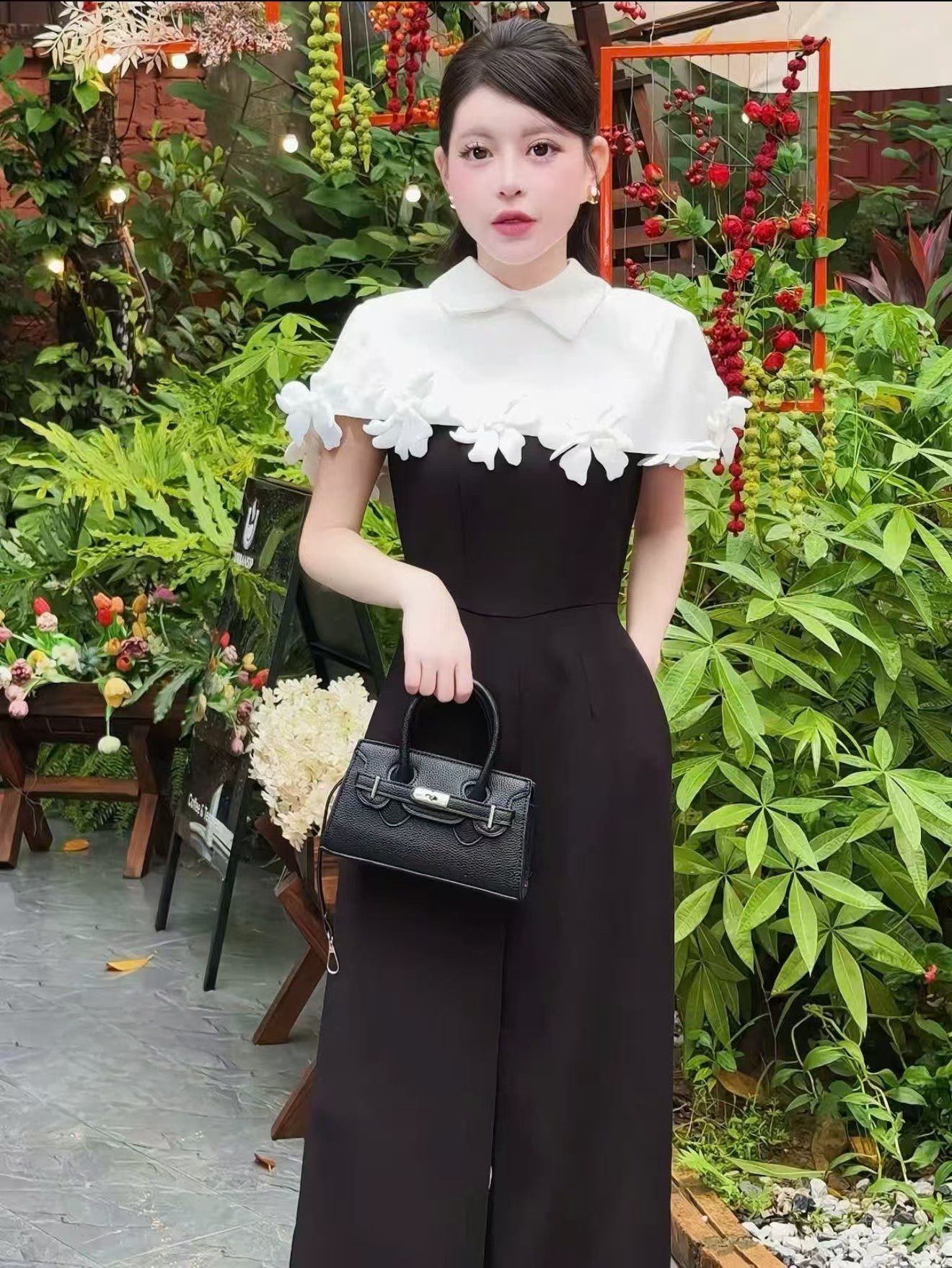 Jumpsuit ขายาว ทรงสวย คอปก แต่งคลุมช่วงไหล่ ดีเทลแต่งดอกไม้รอบไหล่ ดอกไม้เป็นเข็มกลัดถอดออกได้ค่ะ หน้าอกมีฟองน้ำจัดทรงให้ค่ะ เอวเข้ารูป เนื้อผ้าหนา เนื้อดี เป็นทรงสวย มีซับในทั้งชุดค่า