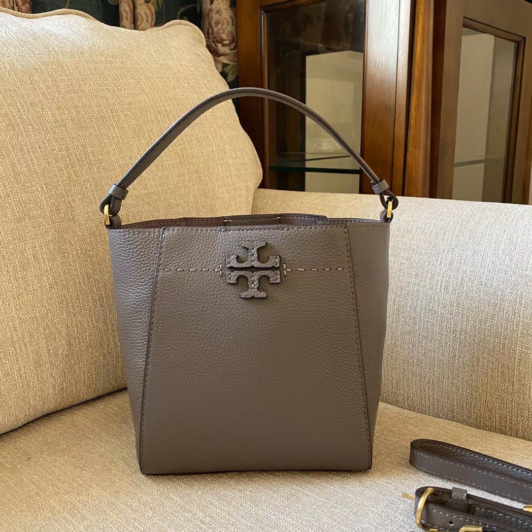 กระเป๋าสะพายไฮโซแบรนด์เนมโทรี่เบิร์ชสีเทาหนังแท้ TORY BURCH MCGRAW MINI BUCKET BAG