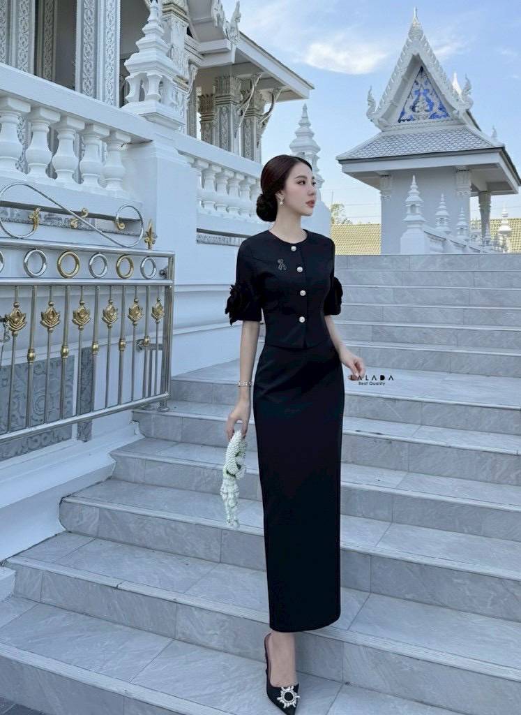set 2 ชิ้น เสื้อดำกระดุมหน้าแต่งดอกไม้ช่วงแขน + กระโปรงยาวงานซิปหลัง ชุดดำแบบสุภาพใส่ออกงาน ใส่ทำงานได้หมดค่ะ + เข็มกลัดไว้อาลัย