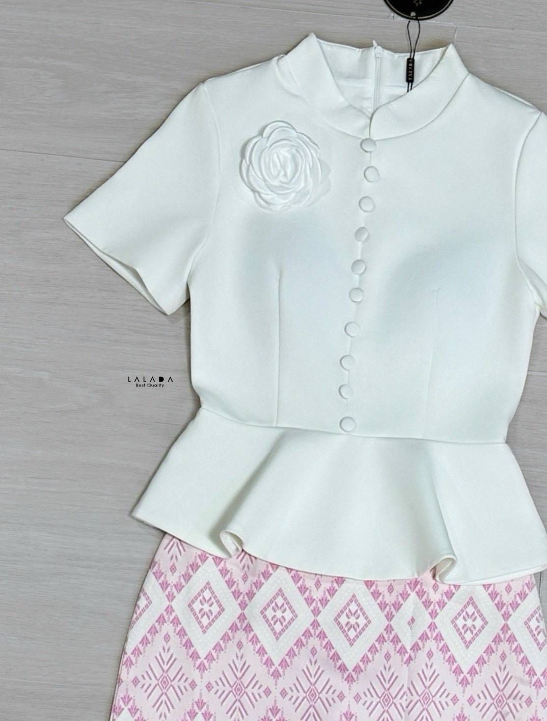 Set 2 ชิ้นชุดผ้าไทยประยุกต์ เสื้อสีขาวตัดเย็บอย่างดีแต่งกระดุมหน้างานซิปหลังเป็นซิปซ่อน + เข็มกลัดดอกไม้ แมทช์ผ้าถุงสำเร็จพิมพ์ลายโทนสีชมพู 𝐂𝐨𝐥𝐨𝐫 : 𝐎𝐫𝐢𝐠𝐢𝐧𝐚