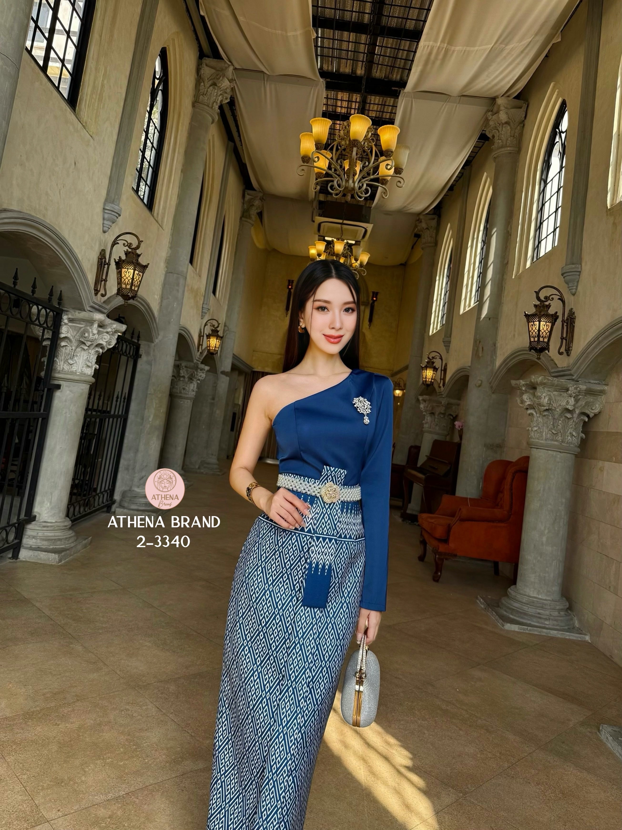 เสื้อ+กระโปรง+เข็มขัด+เข็มกลัด Set 4 ชิ้นสุดคุ้ม! เสื้อไหล่เดียวแขนยาว หน้าอกเสริมฟองน้ำจัดทรงสวย มีแถบซิลิโคนกันหลุด ตกแต่งเข็มกลัดเพชร(สามารถถอดออกได้) แมตช์มาคู่กับกระโปรงพิมพ์ลายแต่งทบคล้ายงานผ้าถุงสำเร็จ ชายกระโปรงด้านหลังผ่า เนื้อผ้าดี๊ดีมีTexture ง