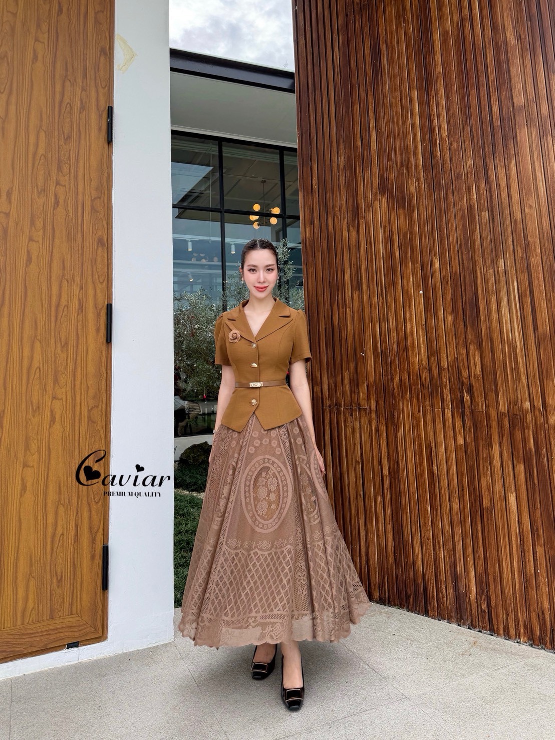 เซ็ท เสื้อคอปกแต่งกระดุมหน้าเก๋ๆ + กระโปรงลูกไม้ แถมเข็มขัดหนังให้ด้วยนะคะ