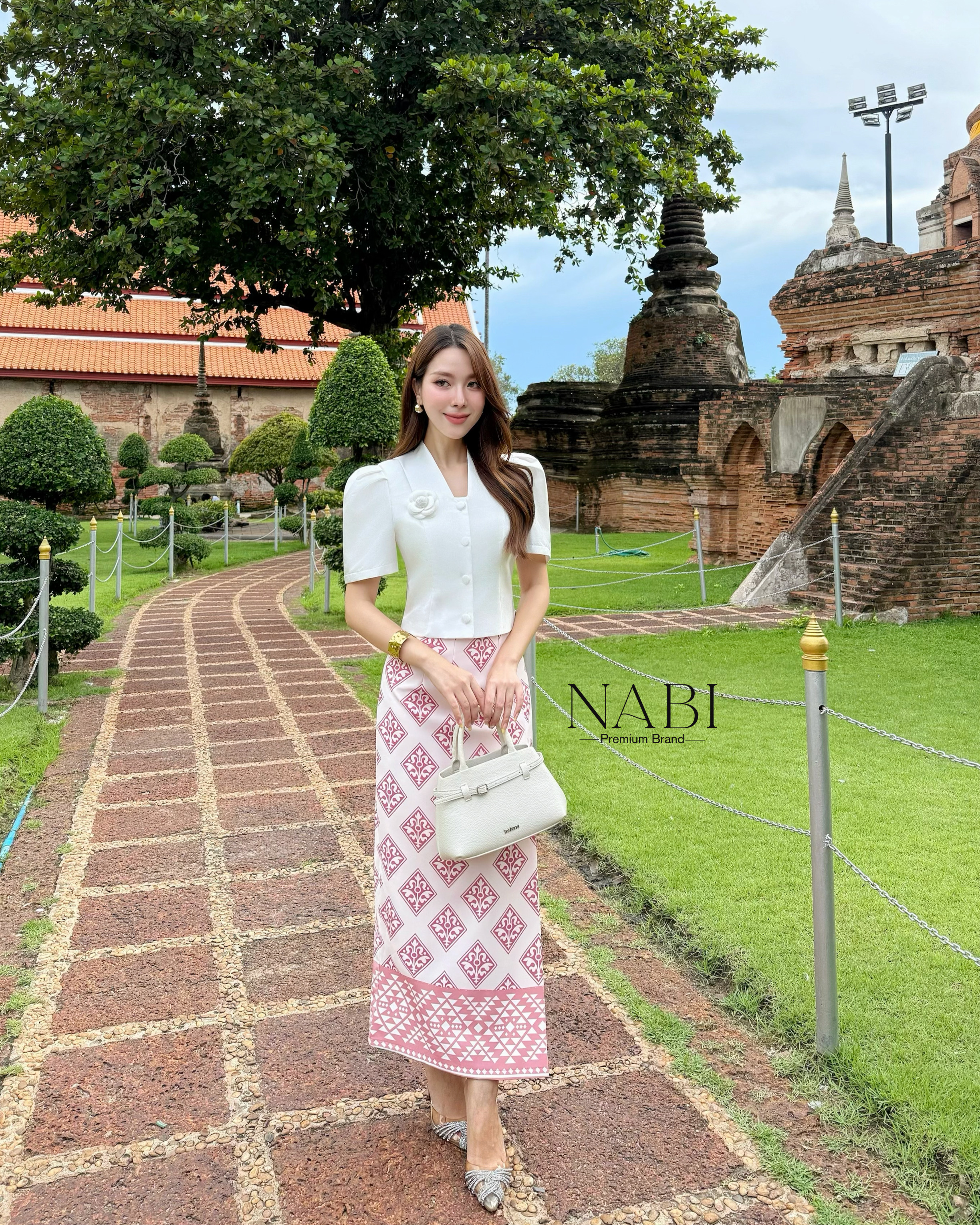 Label :: #NABIBRAND Code :: B-50045 Detail :: ชุดเซ็ต 3ชิ้น เสื้อแขนสั้นแต่งด้วยกระดุมด้านหน้าทรงคอวีสีขาวบริสุทธิ์ ผ้าเงาสวยหรูอยู่ทรง มีฟองน้ำ ซับใน มาคู่กับกระโปรงพิมพ์ลายสีชมพู ผ้าอัดกาว ใส่ซับในมาให้เรียบร้อย เป็นงานซิปหลัง แถมเข็มกลัดดอกไม้ เมื่อนำม