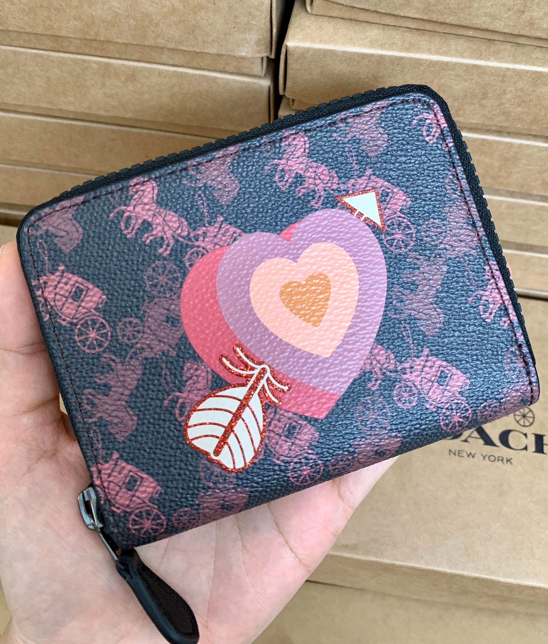 กระเป๋าสตางค์แบรนด์เนมผู้หญิงใบสั้นซิปรอบโค้ช COACH HEART MONOGRAM WALLET BAG - สีดำแดงไวน์ลายหัวใจ