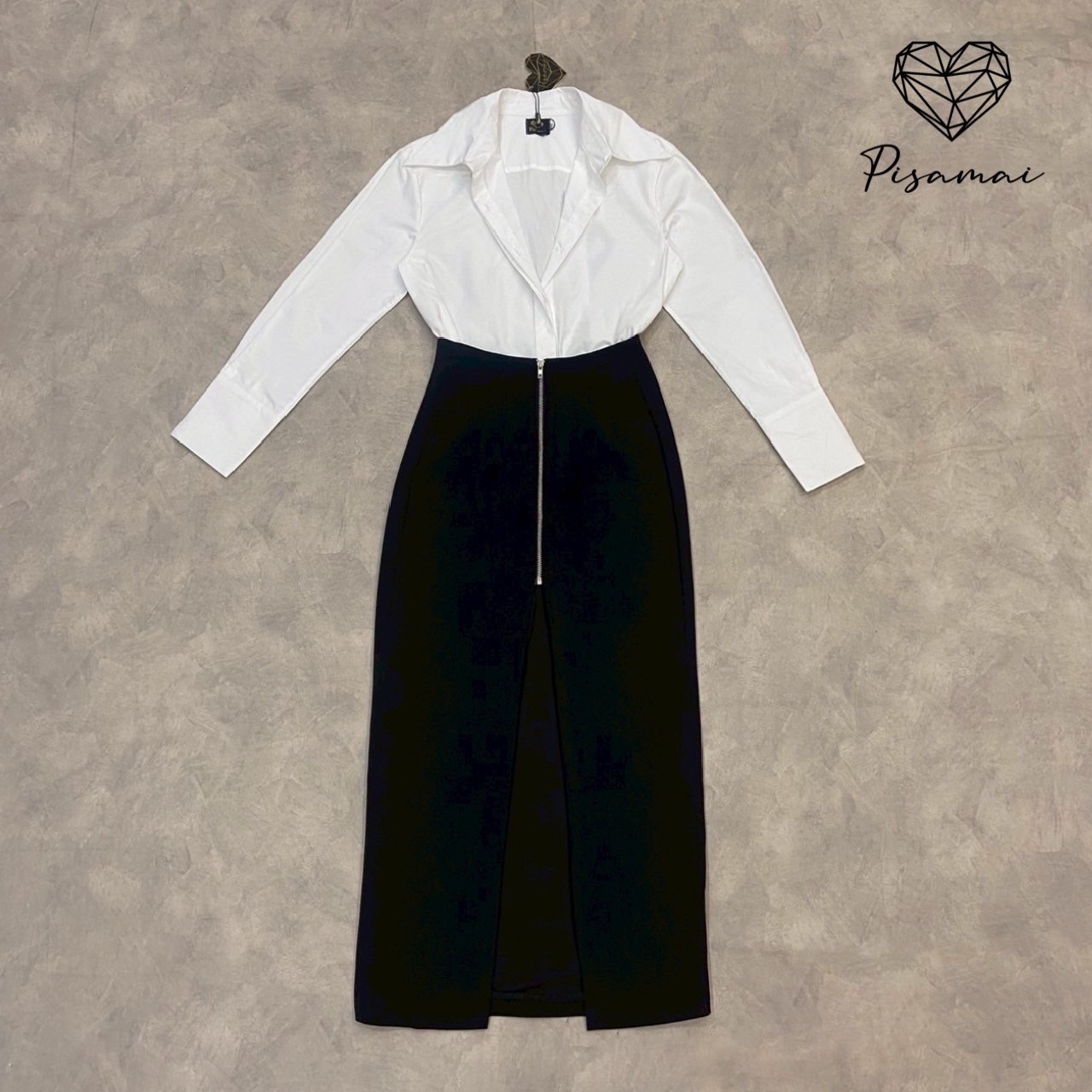 เซ็ตเสื้อเชื้ตคอปกสีขาวแขนยาว มาคู่กับกระโปรงสีดำ แต่งซิปหน้าสั้น อะไหล่เงิน สวย สง่า มาพร้อมเข็มขัดครบเซ็ต เฟียสๆ แกรมๆ ได้ไม่ซ้ำใคร ต้องมีเลยค่า