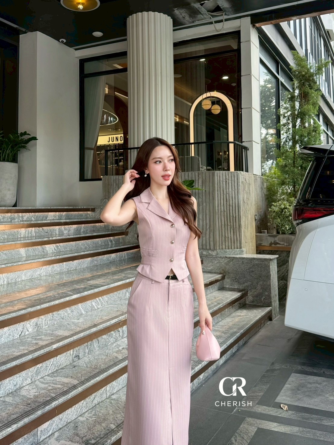 ชุดเซ็ท 3 ชิ้น เสื้อ+กระโปรง+เข็มขัด ตัวเสื้อกั๊กลายริ้ว แขนกุดคอวี แต่งกระเป๋าหลอก 2 ข้าง กระดุมทอง ช่วงเอว มีสายผูกเอวสามารถทำเป็นโบว์เล็กๆน่ารักได้ มาพร้อมกระโปรงลายริ้ว เอวสูงผ่าหน้า มีกระเป๋า 2 ข้างใช้งานได้จริง มีซับในทั้งชุด แถมเข็มขัดเข้ากับชุด ชุ