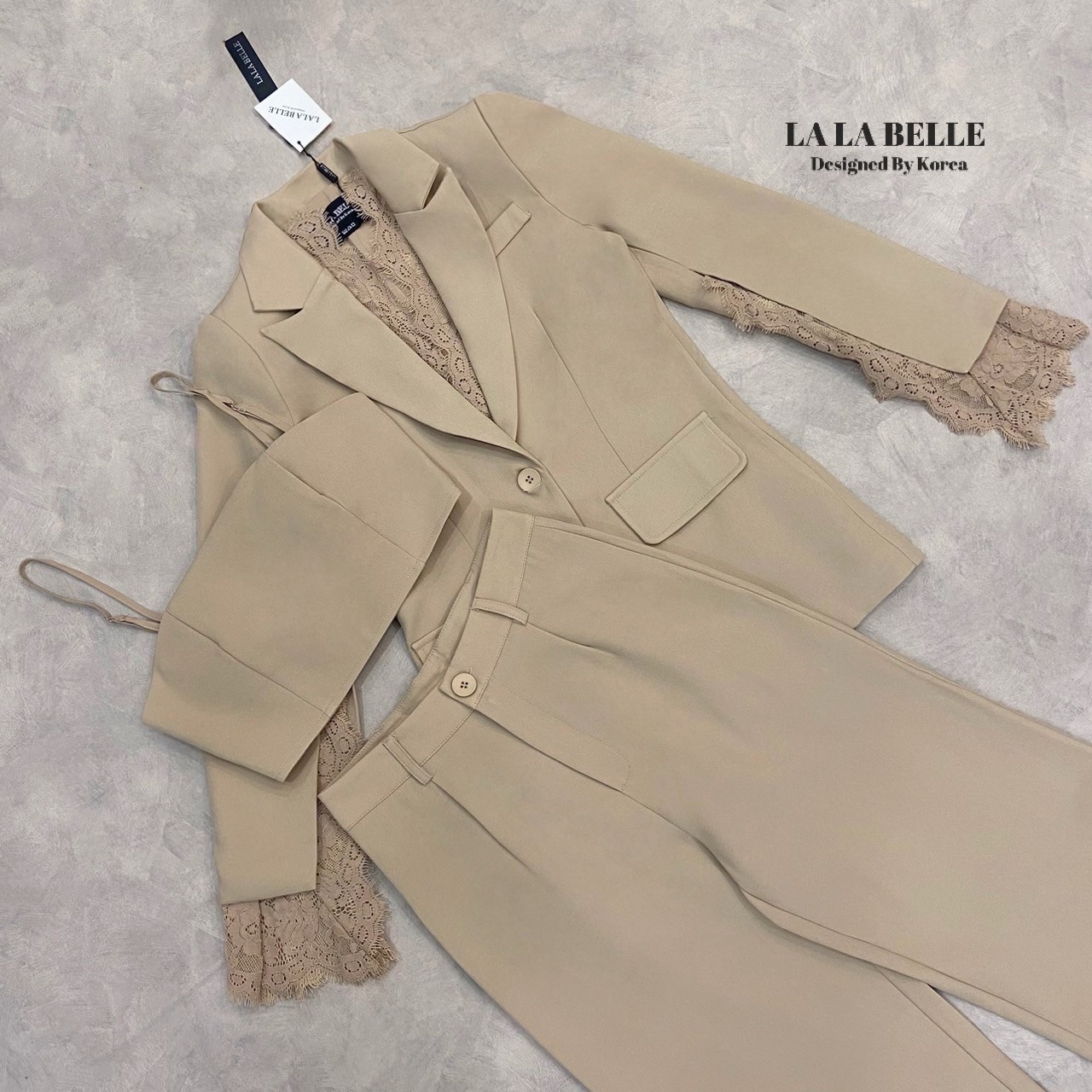 เซต3ชิ้นผ้าสูทอัดกาวอย่างดีผ้าดีทรงสวยเสื้อครอปสายเดี่ยวเสริมฟองน้ำปรับสายได้ใส่คู่กางเกงขายาวเอวสูงมีกระเป๋ากางเกง2ข้างมีซับในอัดกาวอย่างดีมาพร้อมเสื้อสูทคอปกแขนยาวผ่าแขนแต่งลูกไม้ช่วงขอบคอและขอบแขนมีซับในอัดกาวอย่างดีงานคุณภาพ