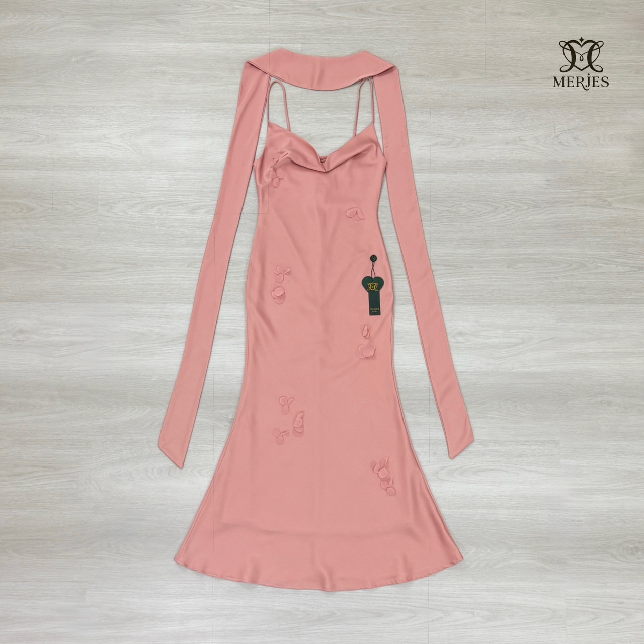 เดรสยาวสีชมพูนู้ดผ้าซาตินสายเดี่ยวเข้ารูปสายสามารถปรับได้แต่งดีเทลด้วยดอกไม้ติดช่วงตัวชุดปลายชุดทรงหางปลาเล็กน้อยเพิ่มความสวยหรูของชุด มาพร้อมผ้าพาดบ่าเพิ่มความเก๋งานมีซับใน