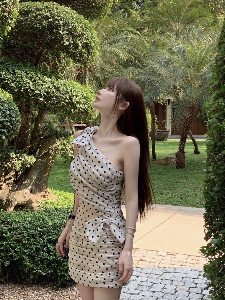 มินิเดรสสีขาวลายจุดไหล่เดียวแต่งโบว์ตรงบ่า ( เสริมฟองน้ำและซิปข้างซ่อนอย่างดี ) ตัวเดรสทรงเข้ารูป เพิ่มความน่ารักด้วยการแต่งโบว์ตรงสะโพกด้านหน้า เนื้อผ้าไม่บางมีซับในทั้งตัว สวยมากๆค่ะ
