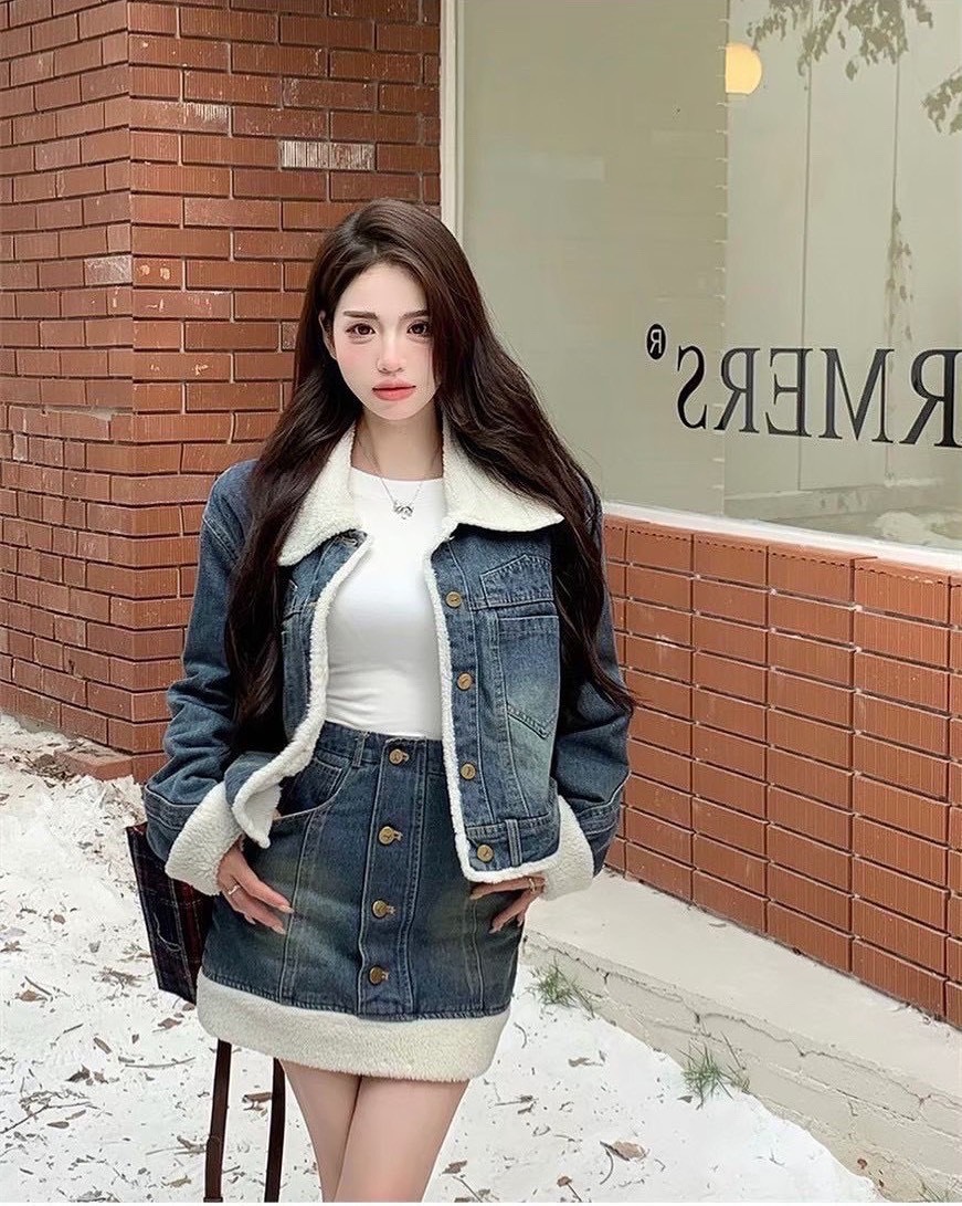 เซ็ตเสื้อแจ็กเก็ตยีนส์สีเข้มแขนยาวแต่งคอปกขนปุยสีขาวขนปุย มาคู่กับกระโปรงสอบตัวสั้นแต่งขนปุยสีขาว ราคานี้มือต้องไวเลยค่า