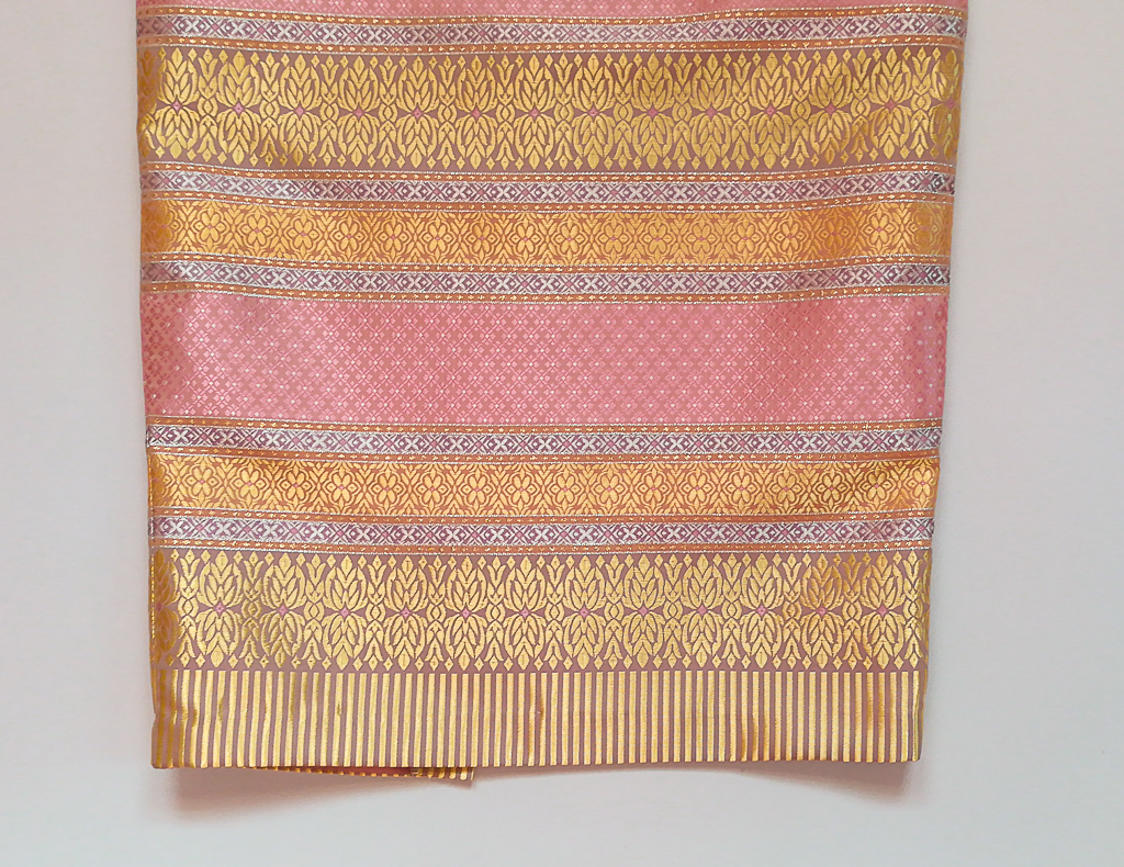 ผ้าถุงไหมสำเร็จรูป (สีชมพูอ่อน ลายสุโขทัย ทรงกระโปรง) งานตัดเย็บประณีต อัดผ้ากาวตามสีของผ้าถุง เนื้องานดีเกรด A (รอบเอว 30 นิ้ว)