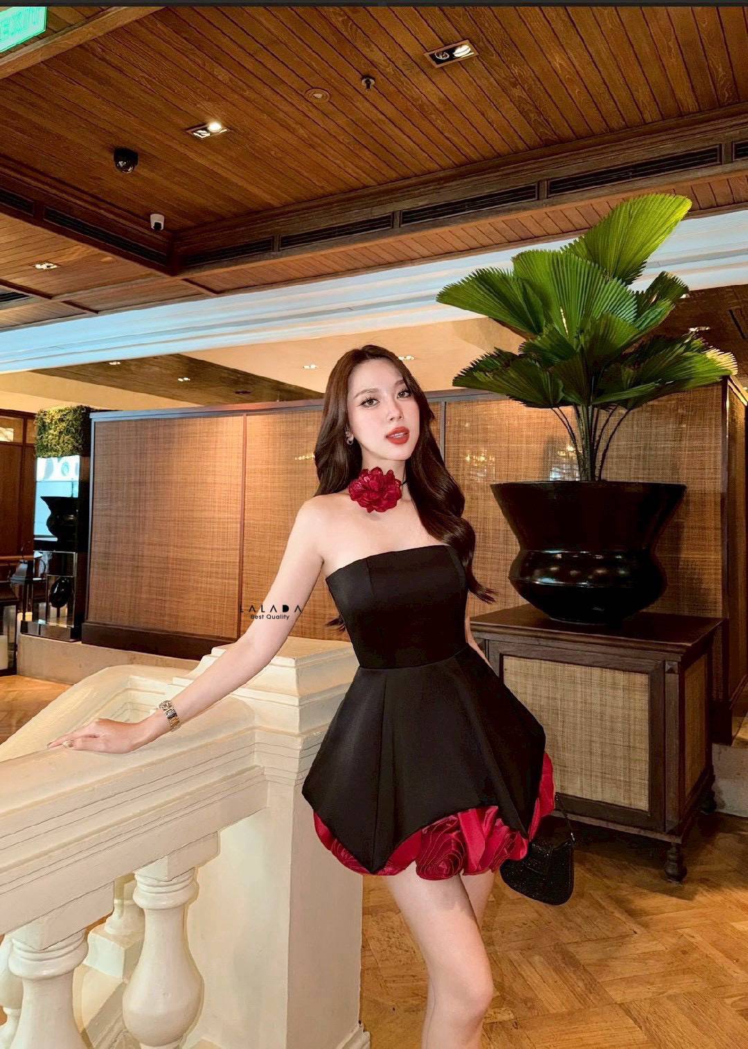 Set 3 ชิ้น น่ารักมากๆงาน rare item นะคะ เสื้อเกาะอกสีดำงานซิปหลังเสริมฟองน้ำ + กระโปรงทรงบอลลูนแต่งดอกไม้ 3D ด้านล่าง งานคุณภาพเกรดเอ งานจริงคือสวยมากค่ะ + โชคเกอร์ที่คอให้ลุคหรูหรา หวานซ่อนเปรี้ยว