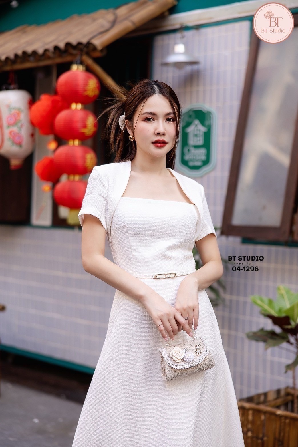 เซท 2 ชิ้น เดรสยาวคอตัดสีเหลี่ยมแต่งคอเก็บทรงใส่แล้วดูคอเรียวสวยคะ อกเอวเข้ารูป แขนสั้นกระโปรงบานออก งานเนื้อผ้าดีมีซับในคัตติ๊งสวย มาพร้อมเข็มขัดเส้นเล็กคะ