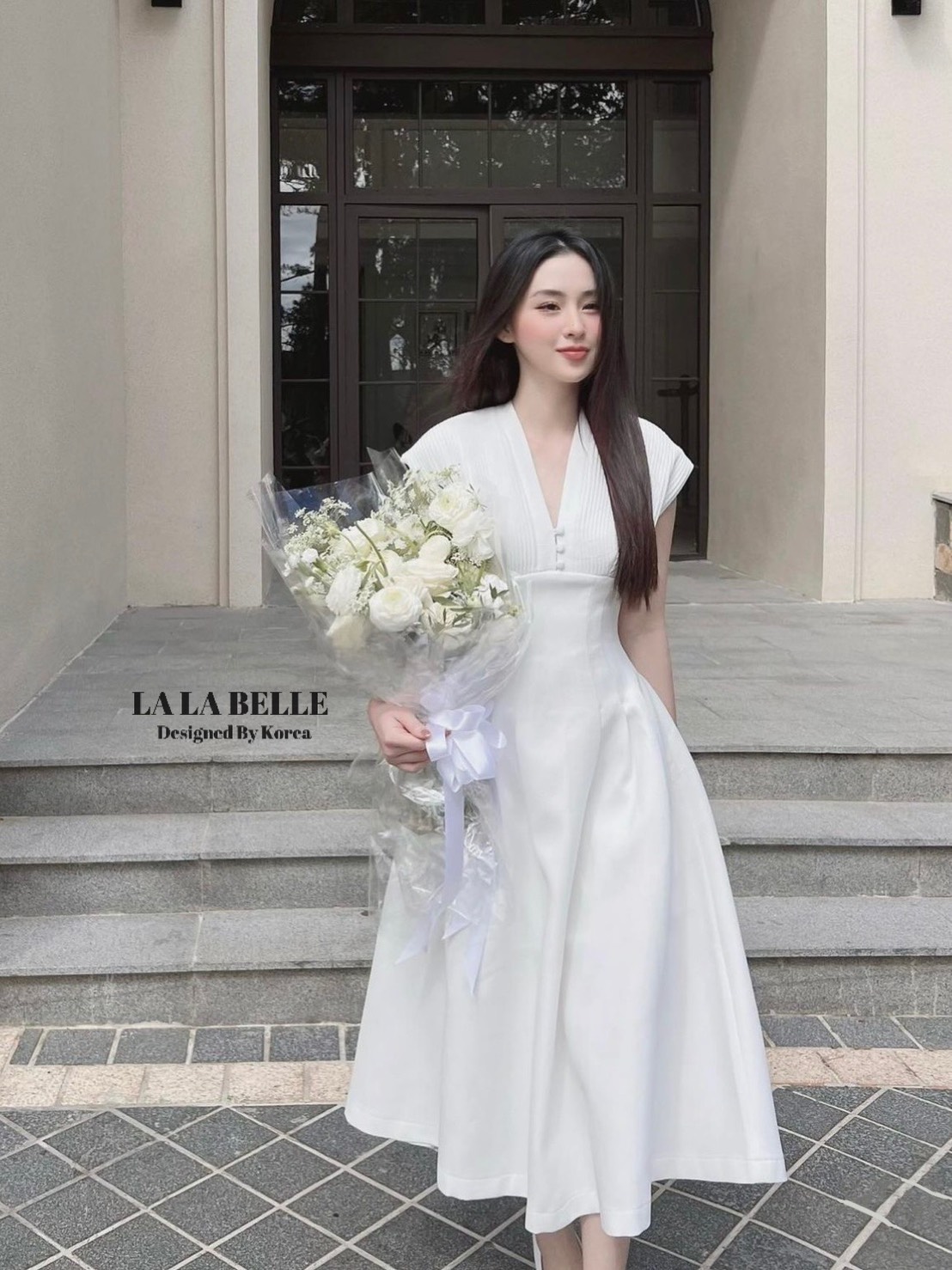 เดรสรุ่นฮอตรุ่นปังรุ่นนี้ตัดเย็บด้วยผ้าสูทหน่มีน้ำหนักเก็บทรงช่วงเอวทำให้เอวเล็กเอวสับทรงคอวีกระดุมหน้าแขนล้ำใส่แล้วไม่ตันช่วงบนเป็นผ้าอัดพีทจีบเอวเย็บเข้ารูปล็อคทรงให้อย่างดีกระโปรงยาวทิ้งตัว