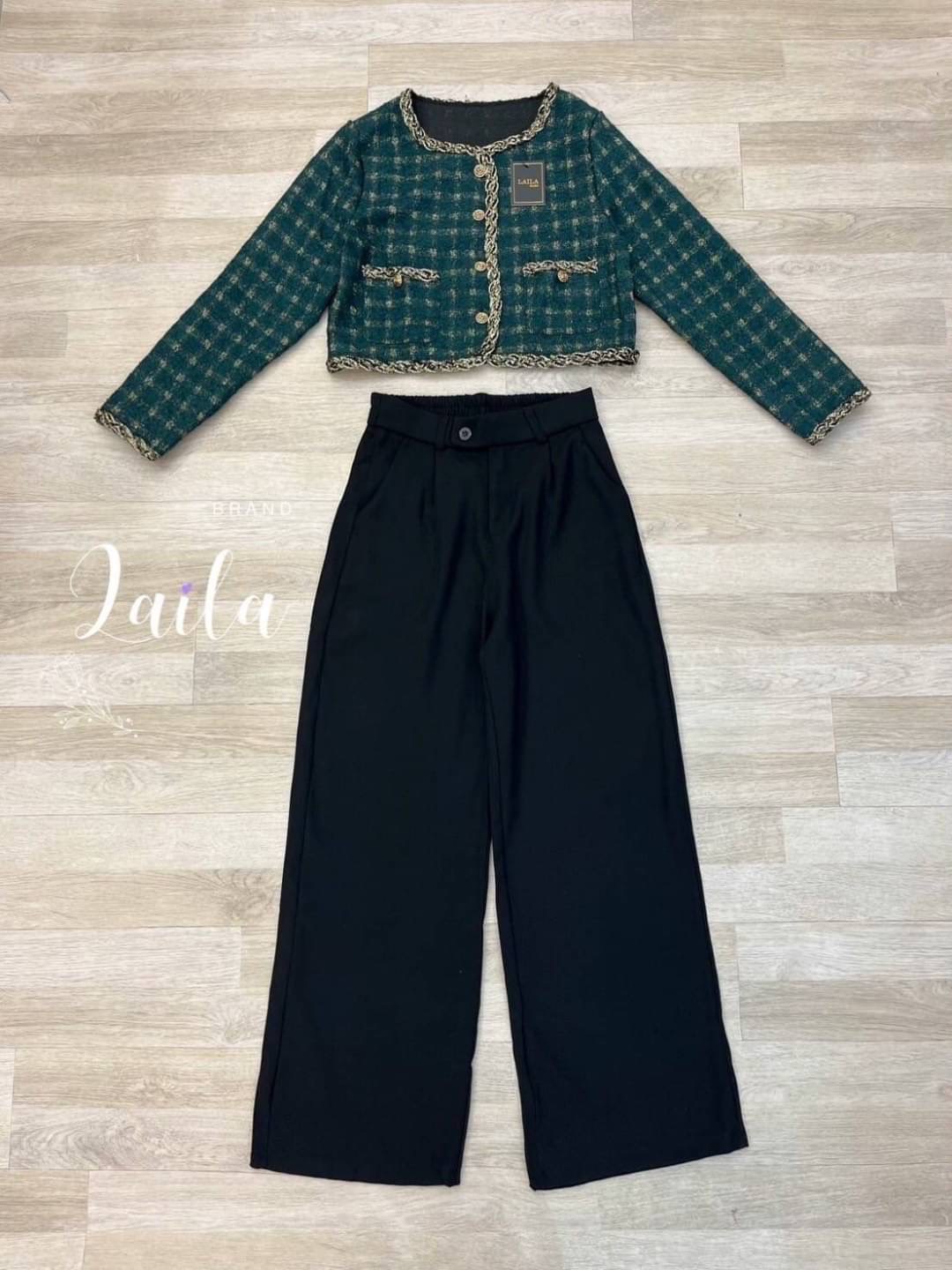 SET เสื้อ+กางเกง เสื้อคลุมทรงครอปแขนยาว แต่งขอบเชือกดิ้นทองดำ ตัวเสื้อสีเขียวเข้มดูแพง แต่งกระดุมทอง มาพร้อมกางเกงขายาว **รอบนี้กางเกงเป็นงานตะขอหน้า**เพิ่มความผ้าหนักหนักทรงสวยผ้าดีพรีเมี่ยม สีดำ แมชลงตัว ลุคคุณหนูดูดีดูแพงค่า #byLaila #ผ้าทวิต #ชุดผ้าทว