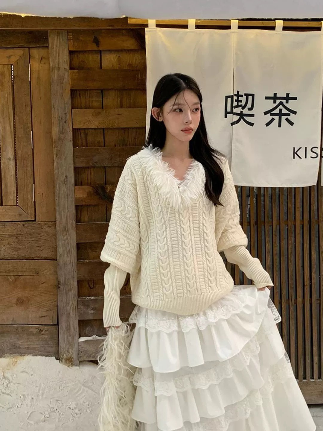 :เสื้อสเวตเตอร์ตกแต่งขนเฟอร์ ผ้าไหมพรมลายเปียน่ารักมากค่ะตัวนี้ เนื้อผ้านิ่มสวมใส่สบายมากค่ะ