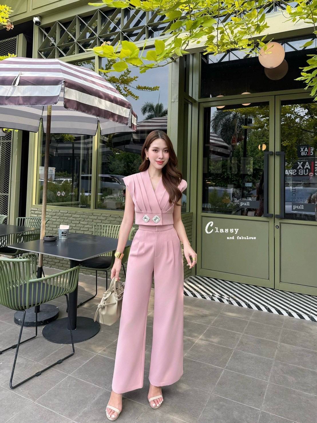 Set เสื้อแขนล้ำคอวีมีอัดพลีทตีเกล็ดด้านหน้าเสื้อ ตรงปลายเสื้อเป็นกระดุมเพชรสี่เหลี่ยมสวยๆ 2 เม็ด + ขายาวทรงกระบอกกลาง มีกระเป๋าล้วง