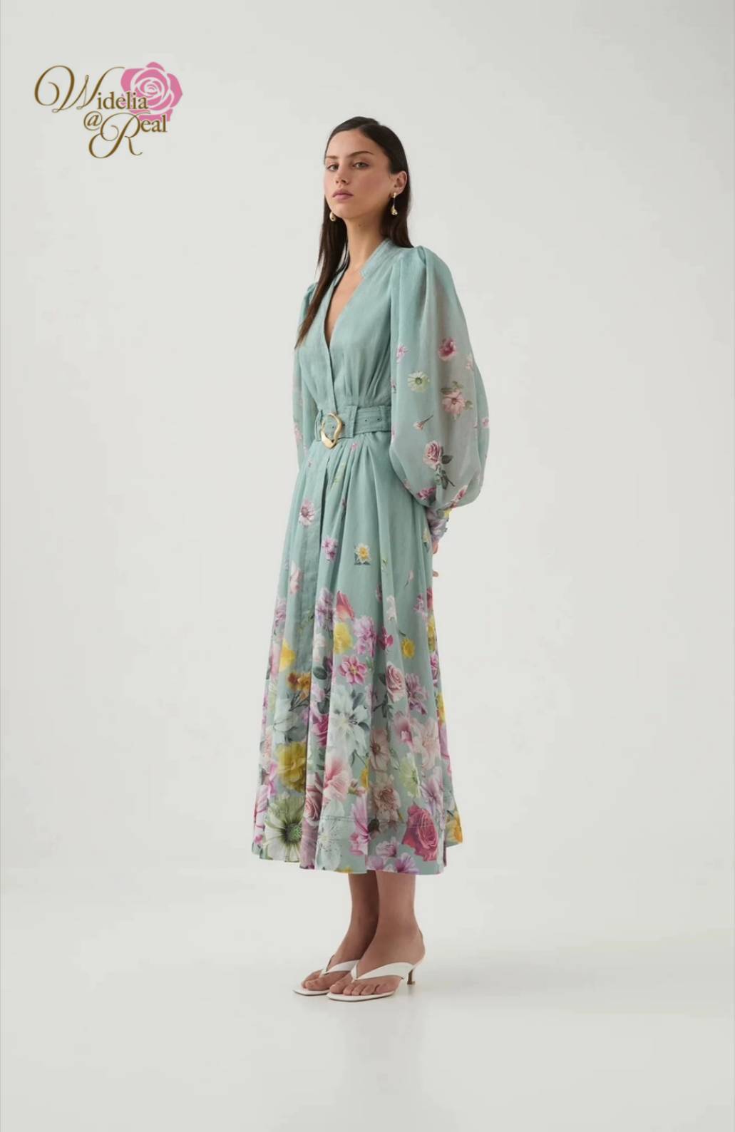 Dress เดรสตัวยาว คอวี แขนยาวพองทรงสวย มีเข็มขัดเพิ่มความกระชับ กระโปรงยาวพริ้วสวย พิมพ์ลาย ดอกไม้ เนื้อผ้าอย่างดี งานเกรดพรีเมี่ยม คัตติ้งสวย แนะนำเลย รับรองใส่ออกมาไม่ผิดหวัง บอกเลยห้ามพลาดเด็ดขาดงานดีงานสวยจริงต้อง Widelia @ Real