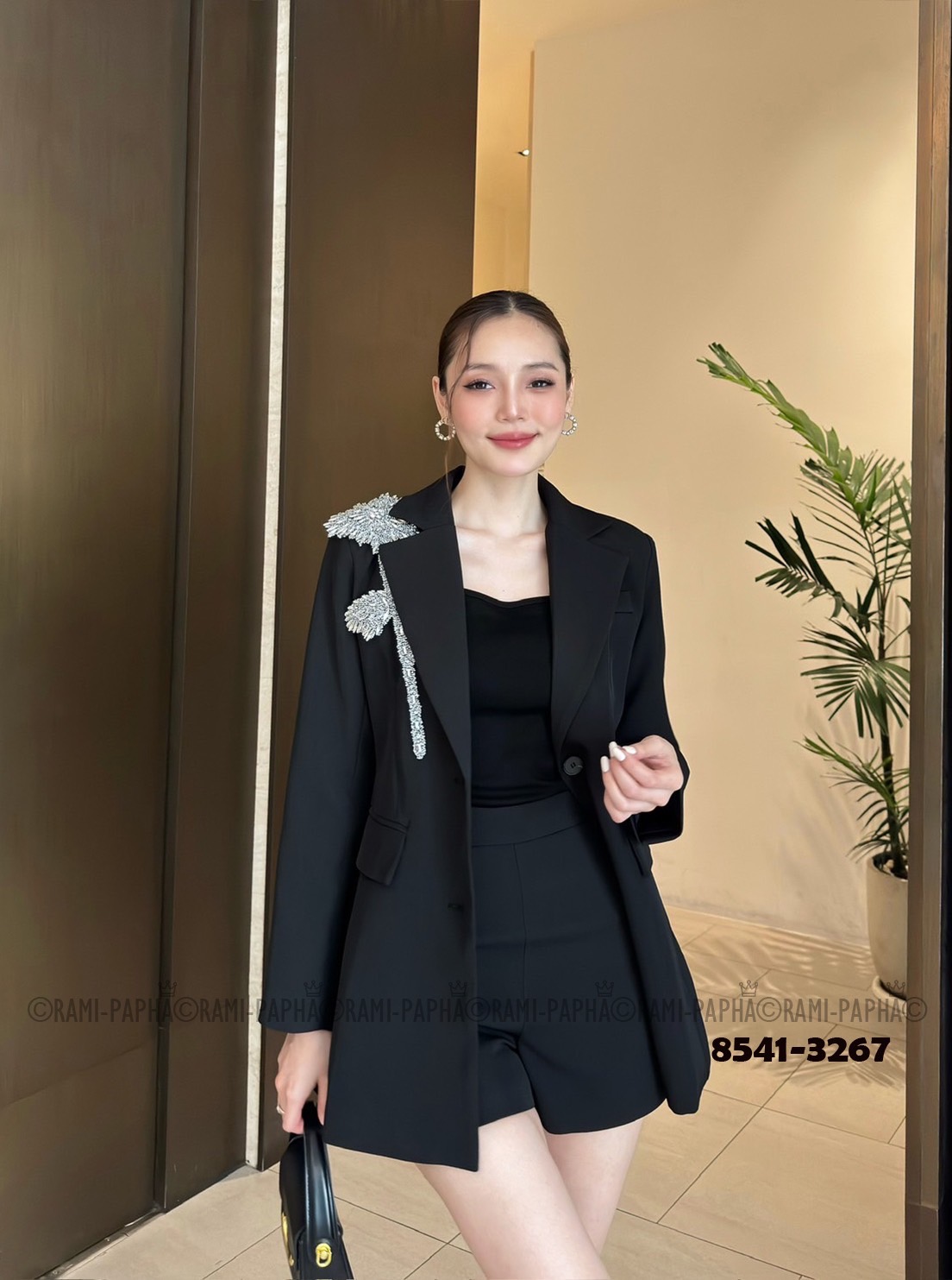 Label :: RAMI-PAPHA(รมิปภา) Detail :: สูท+เสื้อ+ขาสั้น เซต3ชิ้นสีดำคลาสสิก แมทง่ายทุกโอกาส เสื้อสูทดีเทลสวยเก๋ได้ลุ๊คหรูหรา ผู้ดีฝุดๆ แต่งอะไหล่ด้านหน้า**วัสดุอย่างดีเกรดPremium** กระดุมหน้าใช้งานได้จริง ไหล่เสริมฟองน้ำให้ดูสง่า กระเป๋าใช้งานได้จริง ซับใน