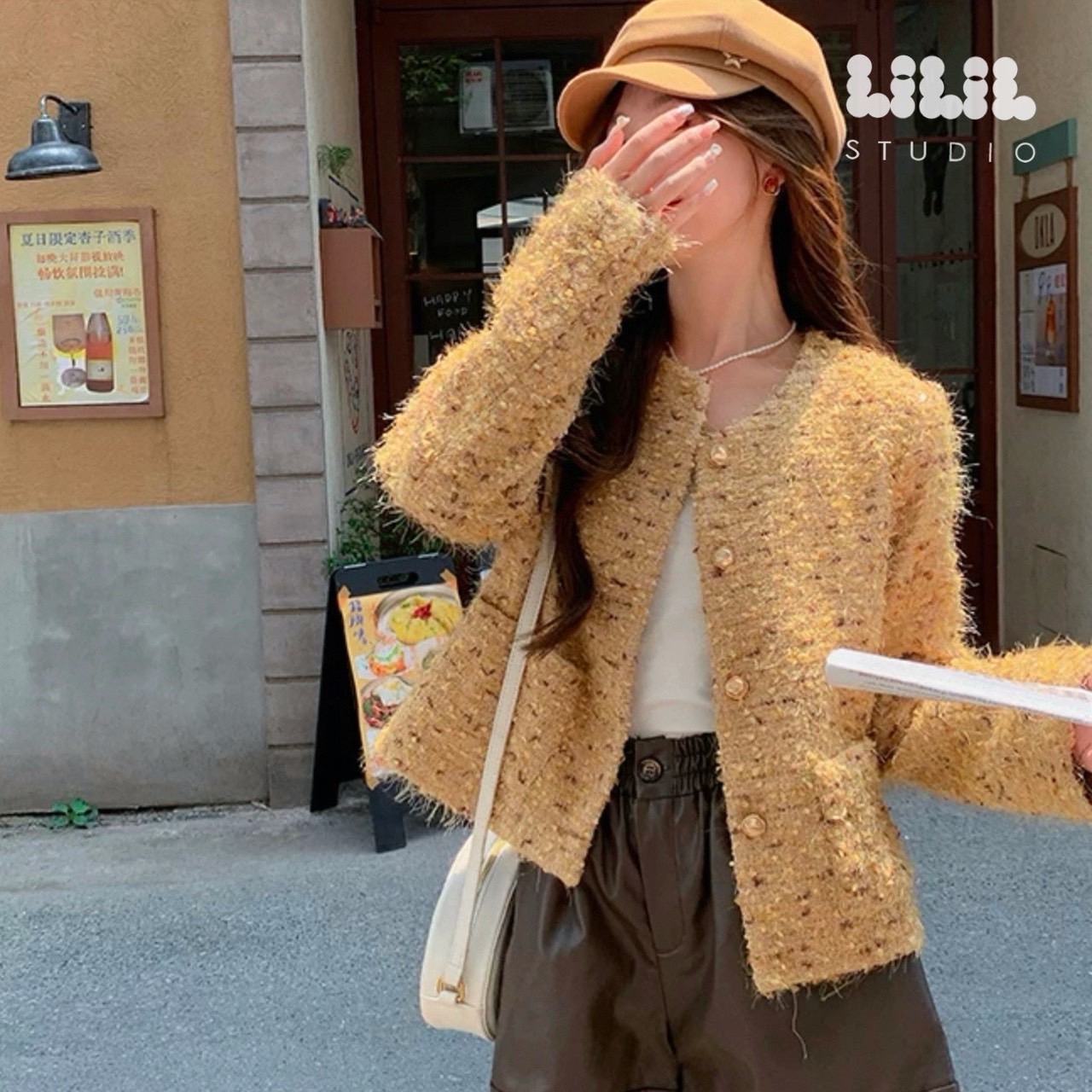 เสื้อทวีต ผ้าขนสั้นนุ่มๆ มีกลิตเตอร์นิดๆ มีซับในเย็บกลับ กระเป๋าหน้า กระดุมสวยค่ะ