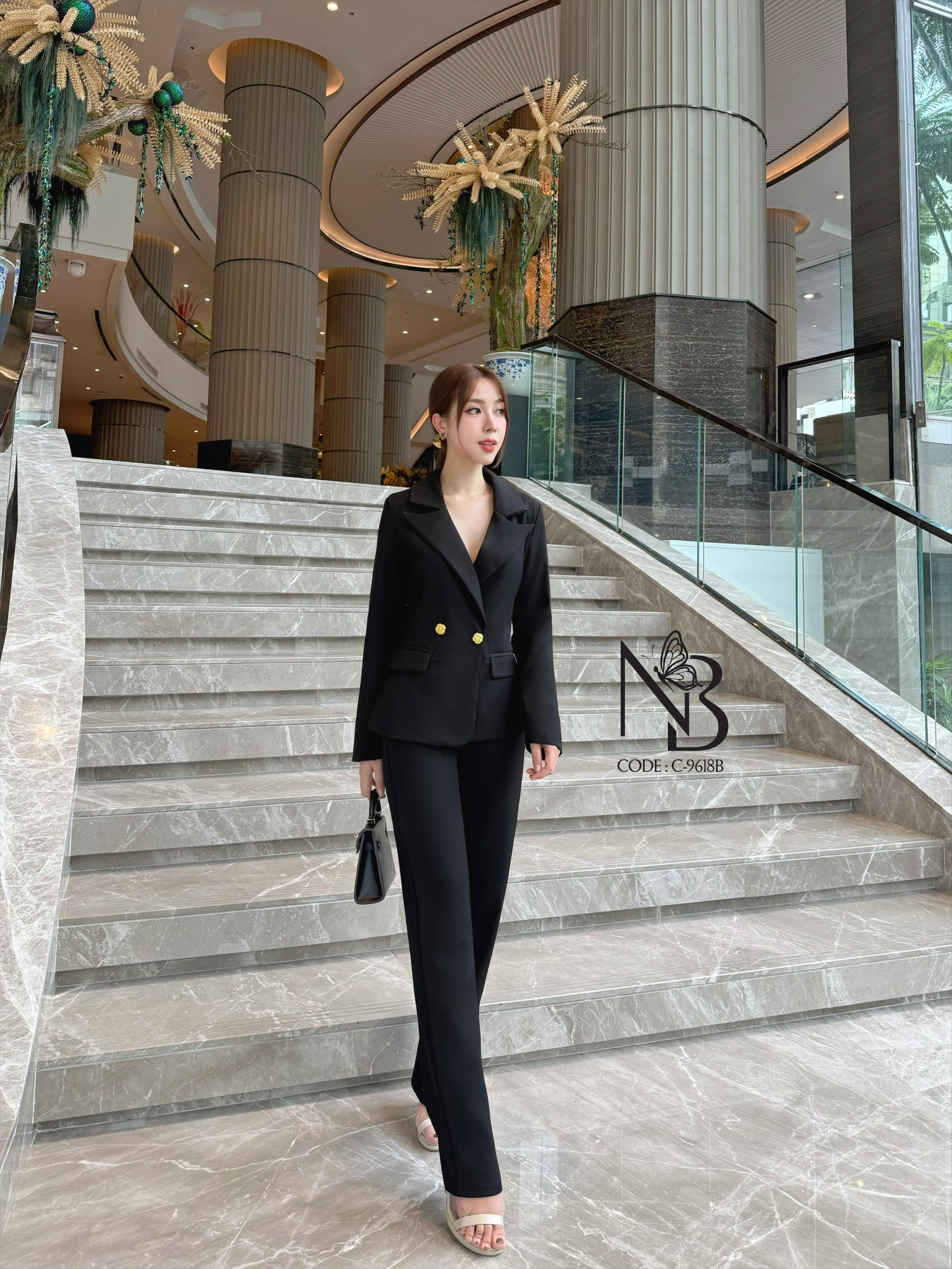 ชุดเซทสูท 2 ชิ้น ผ้าดีมาก สุดหรู สีดำ เสื้อสูทแขนยาวแต่งกระดุมสีทอง 2 เม็ด และกระดุมสีทองที่ปลายแขน มีช่องกระเป๋าข้างหน้าใช้งานได้จริง ทรงปล่อยๆใส่สบายๆ คู่กับกางเกงขายาวกระบอกเล็ก ทรงตะขอเกี่ยว ซิบหน้า มีกระเป๋าข้างและช่องเข็มขัด ชุดมีซับในอย่างดี ทั้งชุ