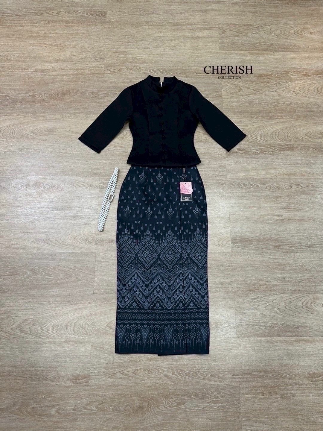 เช็ท 3 ชิ้น ชุดงานบุญ ชุดไทยหรือจะใส่เป็นธีมชุดเพื่อนเจ้าสาวก็เหมาะ ใส่ได้ทุก เทศกาล ดีเทล เสื้อคอกลมแต่งกระดุมเรียง แขน 3 ส่วน เสริมซับในอย่างดี ใส่คู่ผ้าถุงพิมท์ลาย เนื้อผ้าใส่สบาย มีเข็มขัด ไม่ว่าจะออกงานไหน ก็สวยยืนหนึ่งค่ะ