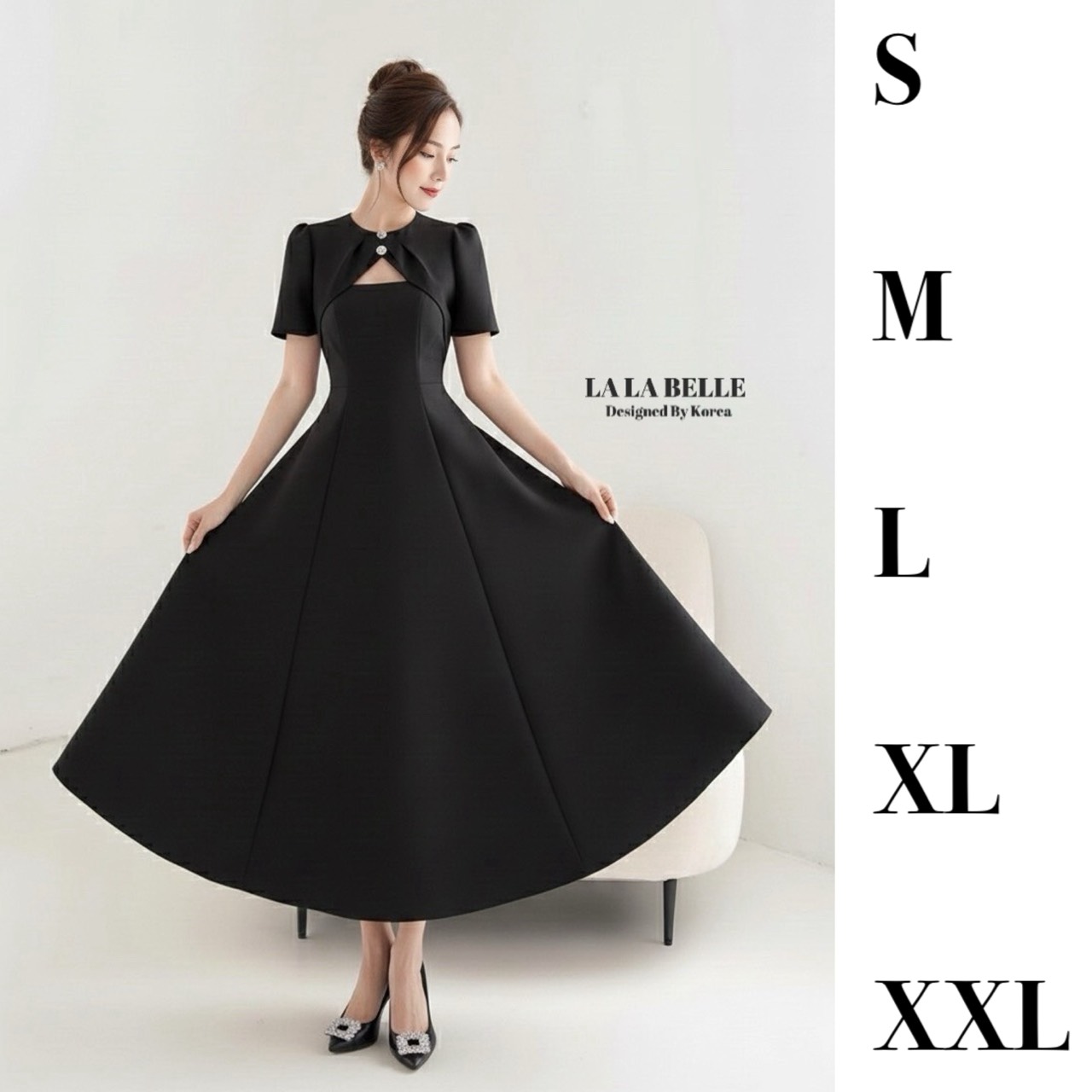 เดรสสีดำผ้าสูทรุ่นฮอตผ้าดีมากเข้าเพิ่มแล้วค่ะคอกลมแขนสั้นแต่งกระดุมช่วงคอด้านหน้าเหมือนคลุมไหล่เอวเข้าทรงตีเกล็ดหน้ากระโปรงยาวทรงสวยใช้ผ้าเยอะมากผ้าสูทอัดกาวอย่างดีงานละเอียดเอวเป็นขอบยืดแต่ยืดได้ตามไซส์เท่านั้นมาพร้อมซับในถึงปลายกระโปรงและยังมีเข็มขัดหนั