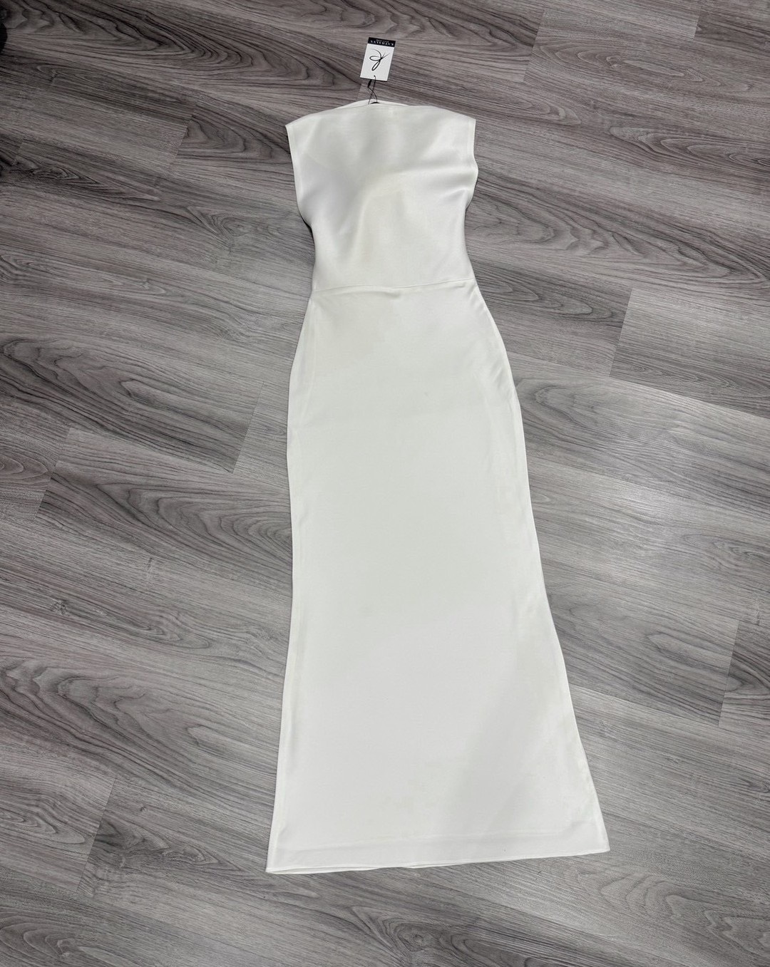 Tag : KATHALYN Detail : เดรสกระโปรงยาวแขนกุด ทรงพอดีตัวใส่กำลังสวย ผ้าดีเนื้อสวยหรูหราใส่ออกงานเข้าสังคมได้ สีสวยขับผิวใส่ได้ทุกโอกาสพิเศษ ด้านหลังแต่งโบว์ผูกได้ตามต้องการ พอผูกแล้วทำให้เว้าหลังเล็กน้อยกำลังสวย ปลายกระโปรงพลิ้วเล็กน้อย ความยาวกระโปรงกำลัง