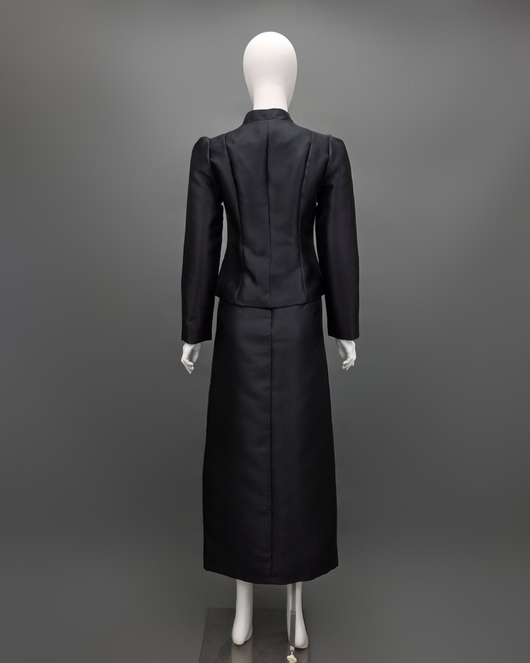 Elegant Black Chitralada Thai Attire Label : LUXE ☑️ เซ็ทเสื้อเข้ารูปผ่าหน้าแขนยาวทรงกระบอก จับคู่กระโปรงป้ายยาวทรงสอบ ☑️ ผ้าปารีส สีดำสนิทมันเงาเล็กน้อย ☑️ สวมใส่สบาย แพทเทิร์นเนี้ยบเข้ารูปกระชับ ☑️ ตัดเย็บอย่างปราณีตด้วยช่างท