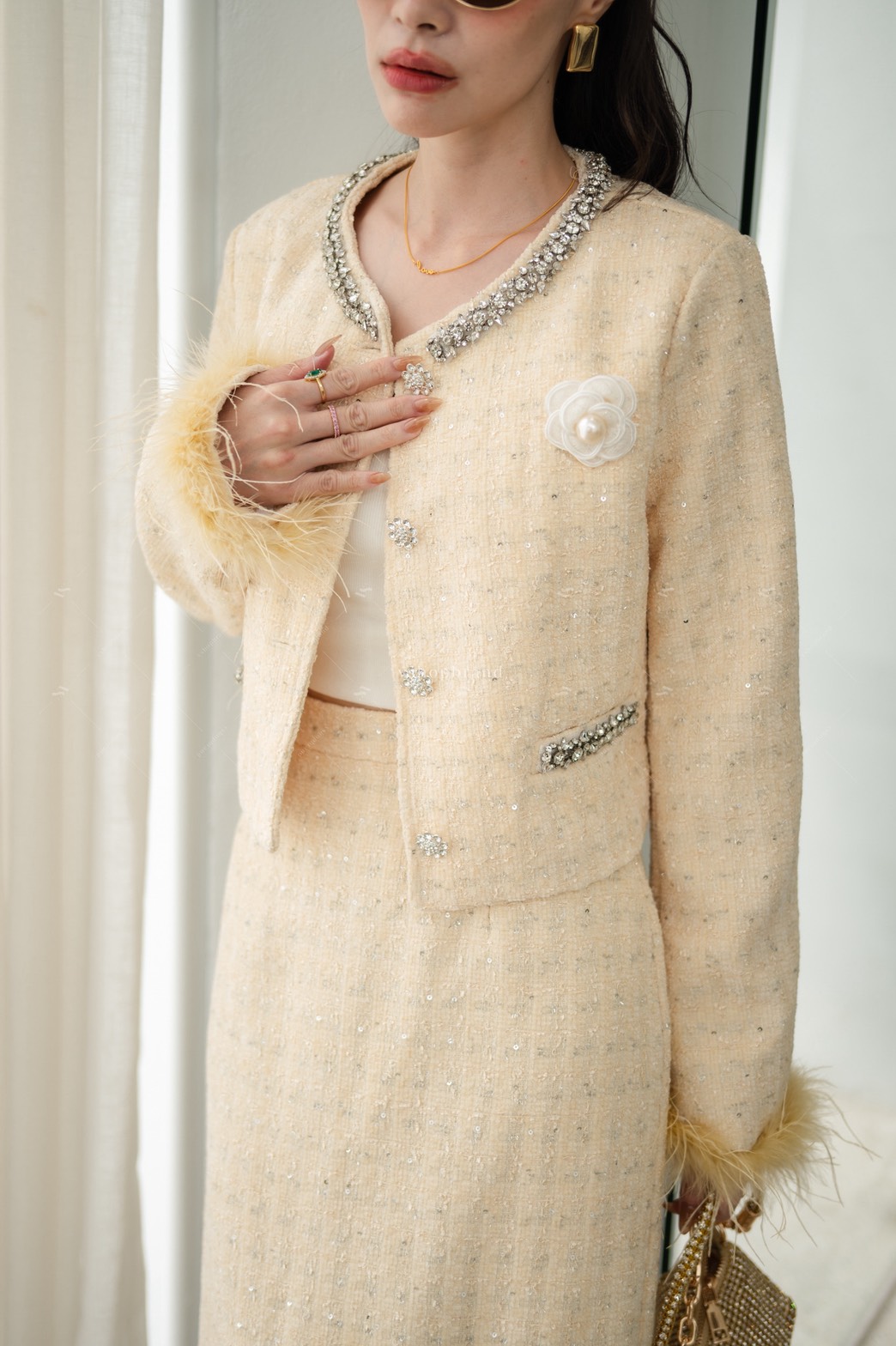 Set เสื้อผ้าทวิตทอเลื่อม + กระโปรงยาว ผ่าหลัง + ขนนก + เข็มกลัด