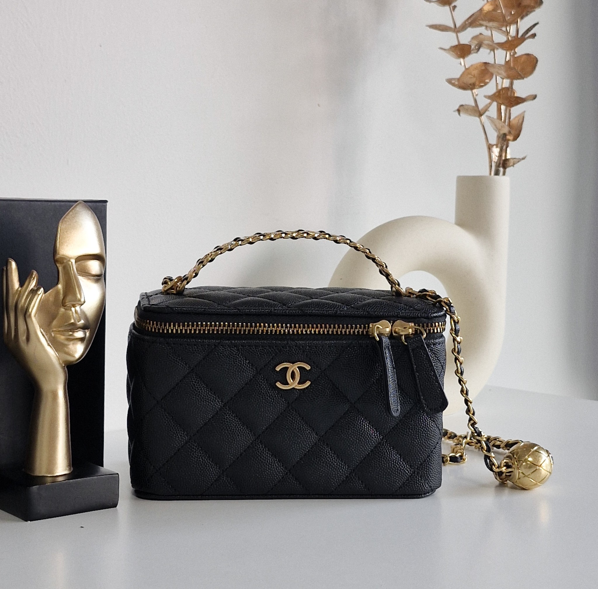 กระเป๋าสะพายไฮโซเก๋ ๆ ทรงกล่องแบรนด์เนมชาแนลขนาด 7 นิ้ว สีดำอะไหล่ทอง CHANEL CAVIAR QUITED SMALL VANITY CASE WITH CHAIN BAG