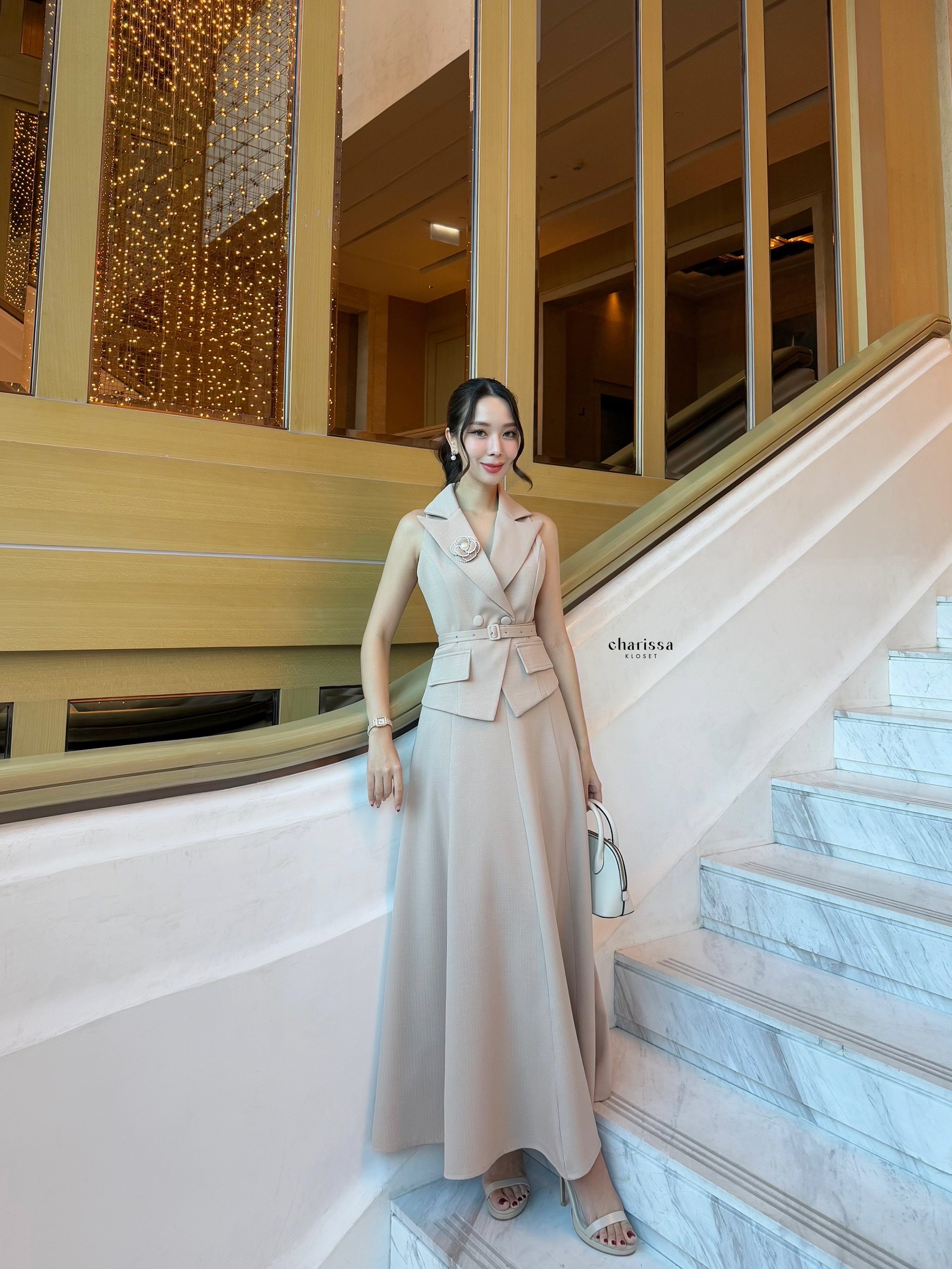 เซ็ทเสื้อแขนกุดทรงเข้ารูปมาพร้อมกับกระโปรงทรงยาวพริ้วว แถมฟรีเข็มขัด ทั้ง3 ชิ้นใช้ผ้าเดียวกันในการตัดเย็บ ตัวเสื้อเก็บทรงเข้ารูปสวยมากก กระดุมปั้มติดได้จริง2เม็ด แต่งกระเป๋าหลอกซ้ายขวา กระโปรงมีซับในอย่างดีเอวเป็นซิปเอวสูงไม่สม้อค ผ้าดีมากกก ใส่ทำงานหรือไ