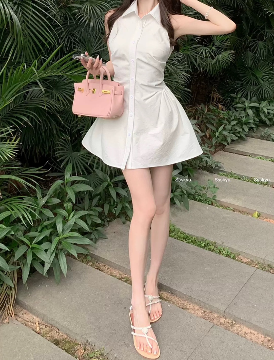 เซต3ชิ้น.. สีขาวแบบฉบับผู้ดี เสื้อคอปกกระดุมหน้า ดีเทลเก๋ทั้งตัว ดีเทลเสื้อหน้าสั้น ด้านหลังยาว เนื้อผ้านิ่มรีดง่าย สวมใส่สบาย ++กางเกงขาสั้นเนื้อผ้าและสีเดียวกัน ซับในอย่างดีทั้งตัว มีกระเป๋าใช้งานได้จริง ซิปหลัง ++กระเป๋าทรงดอกไม้สีทอง สวยหรูมากๆคะ