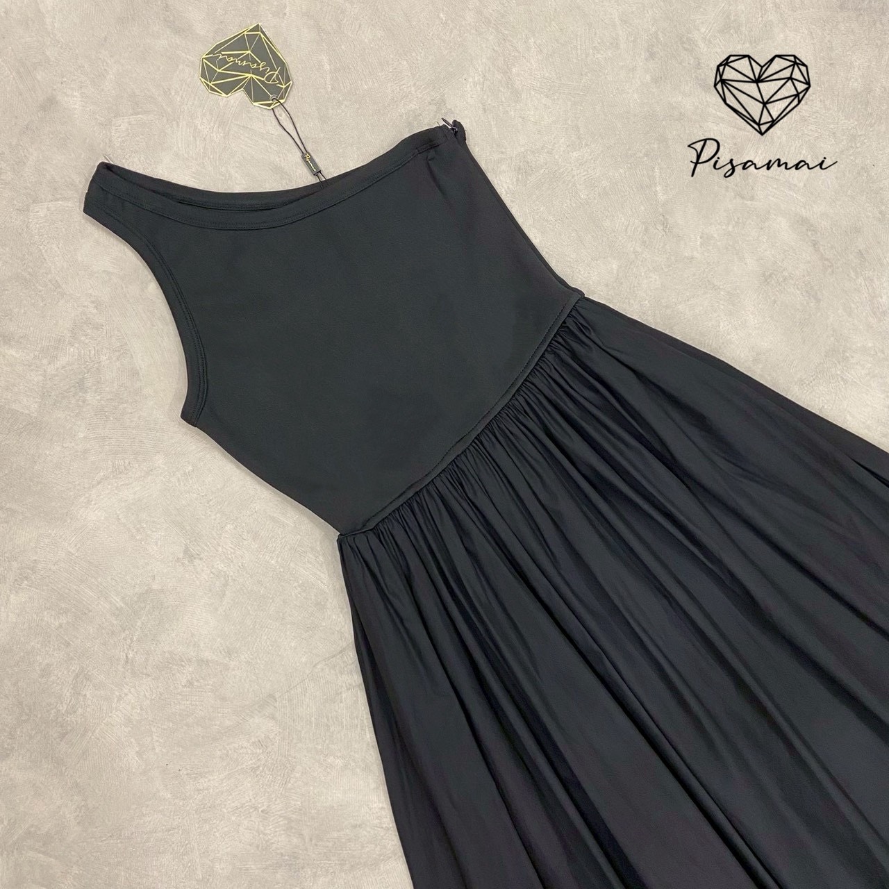 เดรสไหล่เดียวตัวยาวสีดำก้านบนเป็นผ้ายืดใส่เข้ารูปตามรูปต่อกระโปรงบานพองตัวยาว สวย หรู old money มากๆค่า ต้องมีเลยค่า