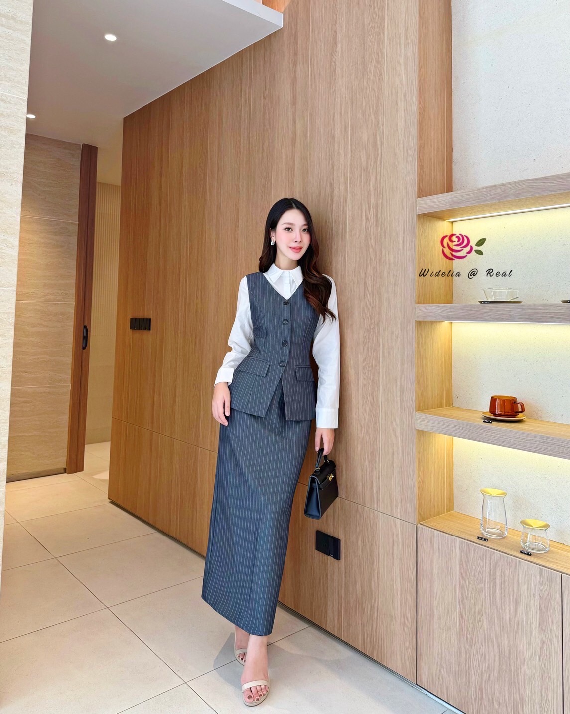 Set 4 ชิ้น มีเสื้อเชิ้ตสีขาว+เสื้อแขนกุด+กระโปรงยาว+เข็มขัด 1 เส้น งานเนื้อผ้าอย่างดีมีน้ำหนัก ผ้าไม่บาง ตัวเสื้อแขนกุดกระดุมหน้า กระโปรงทรงสอบ เอวสูง ผ่าหลัง งานสวยมากชุดนี้ คัตติ้งเนี๊ยบเป๊ะสุดๆ